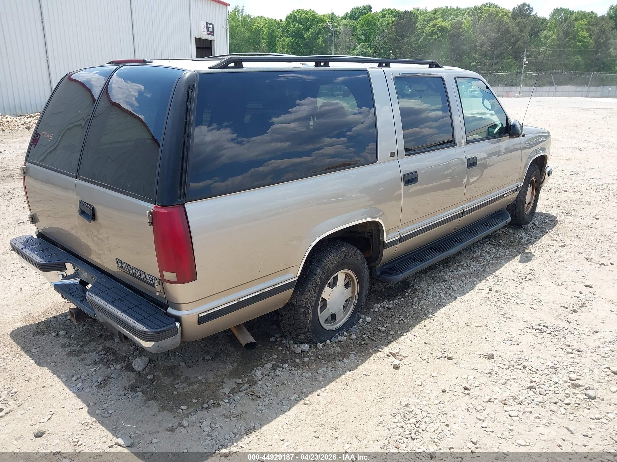CHEVROLET SUBURBAN image 4