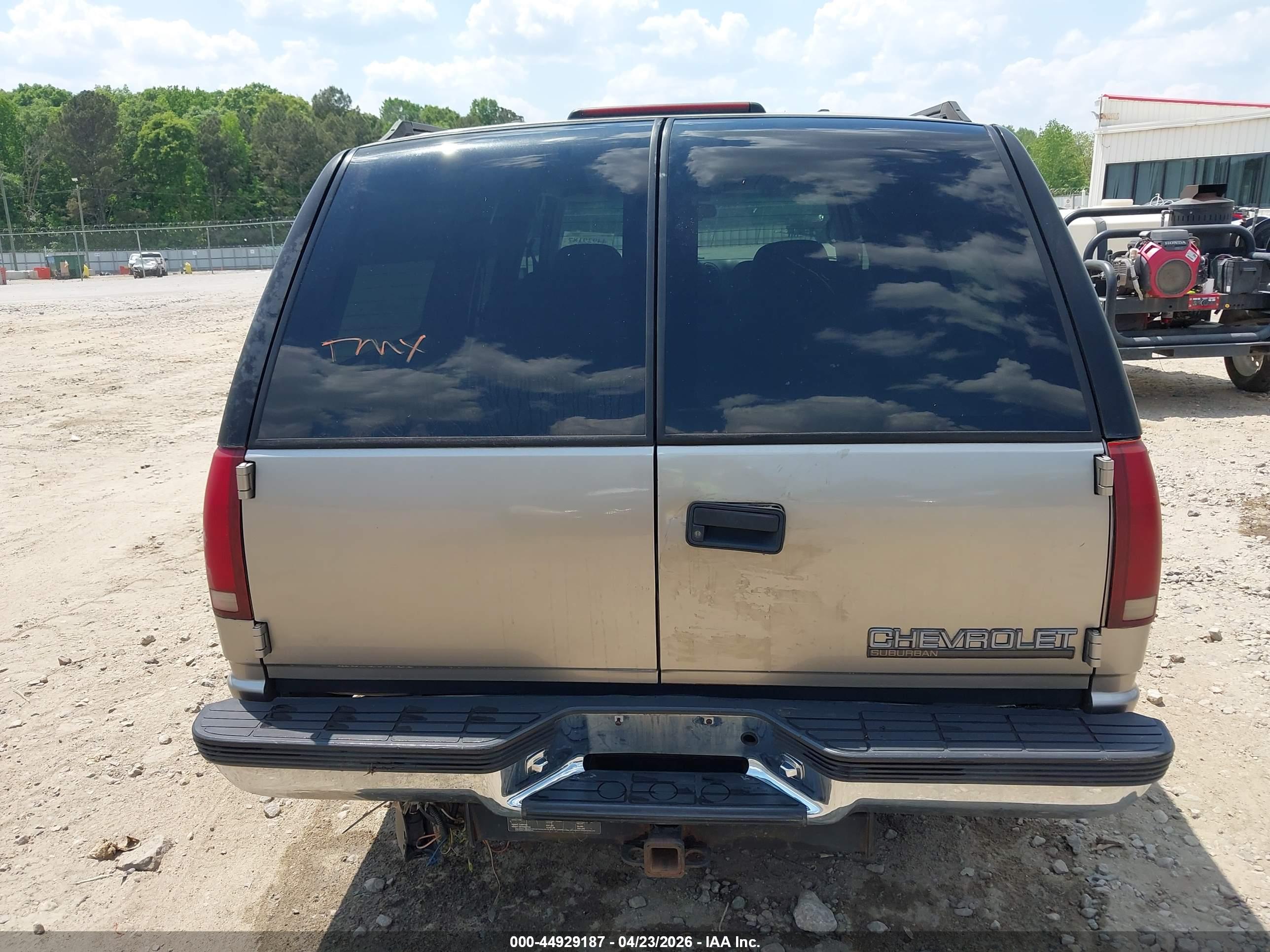 CHEVROLET SUBURBAN image 6