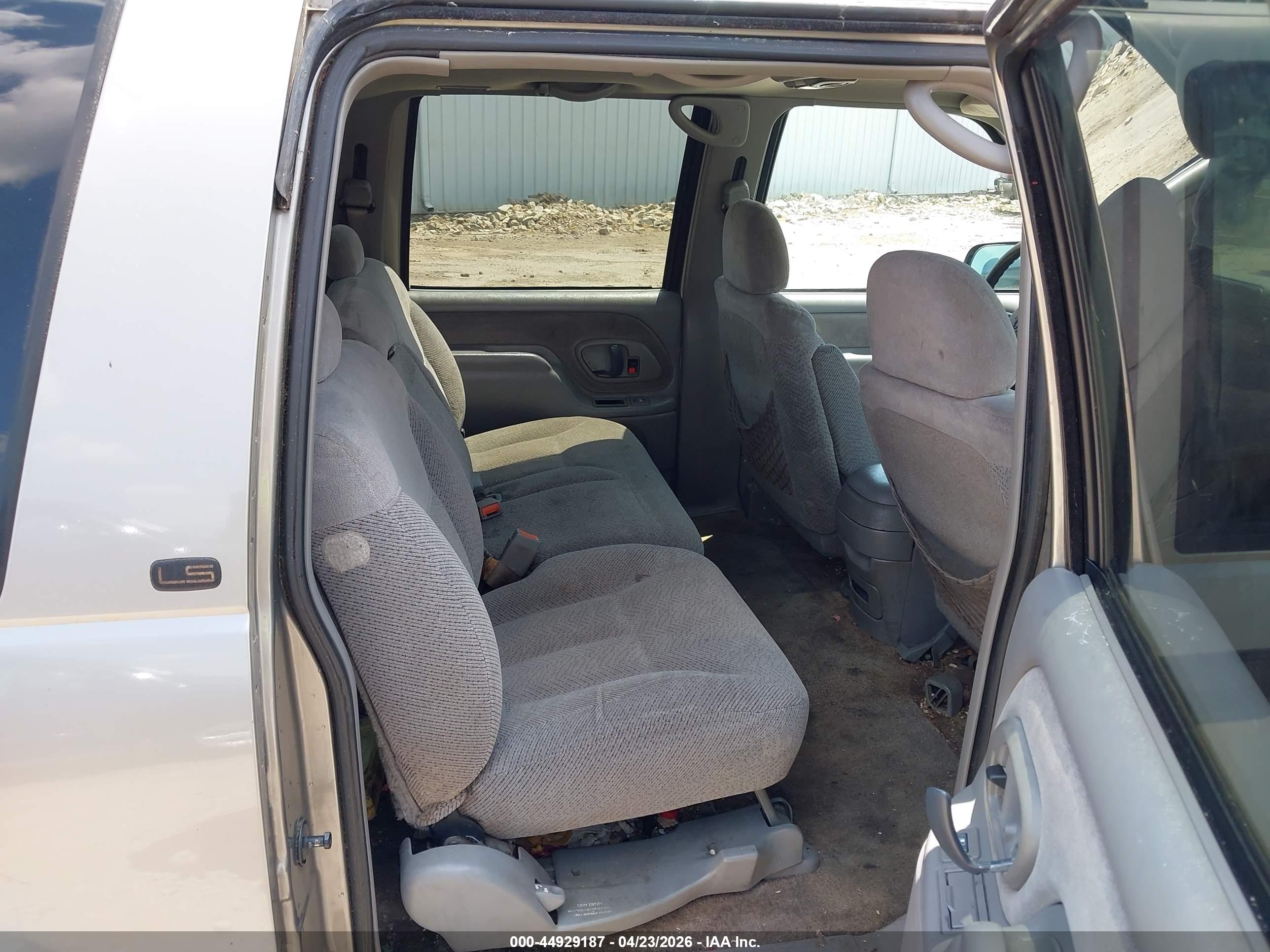CHEVROLET SUBURBAN image 8