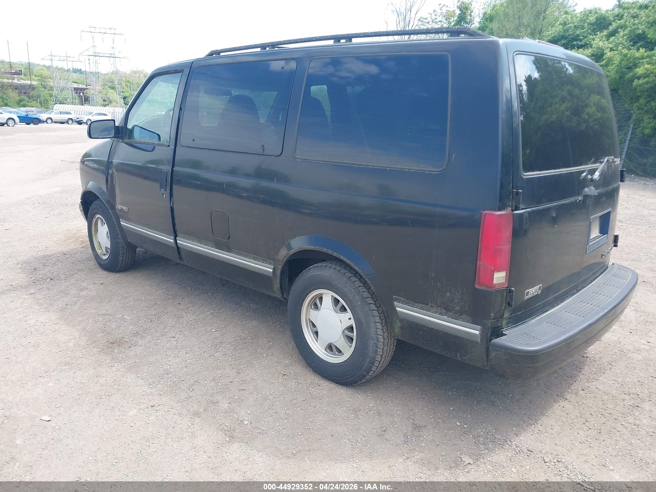 CHEVROLET ASTRO image 3
