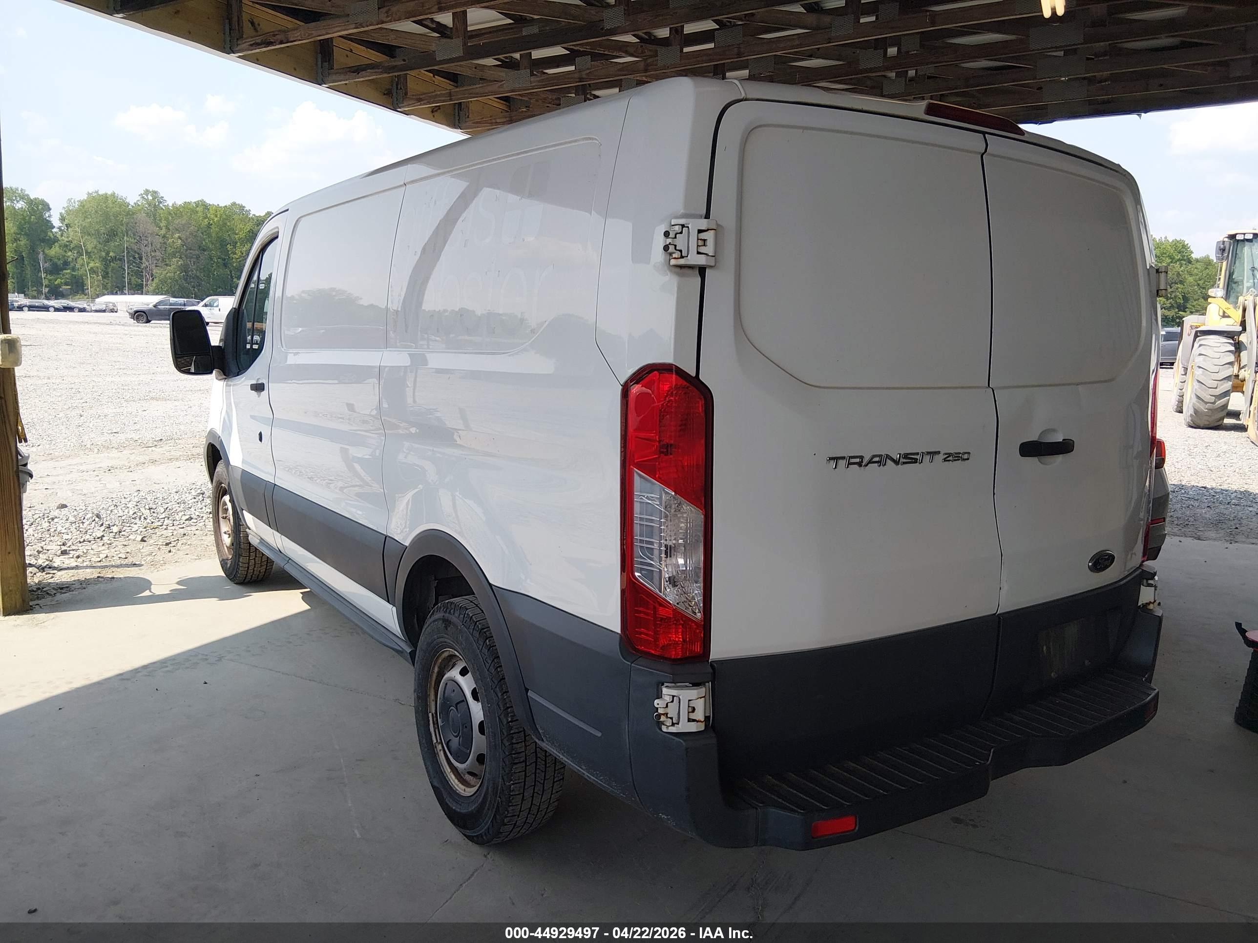 FORD TRANSIT-250 image 3