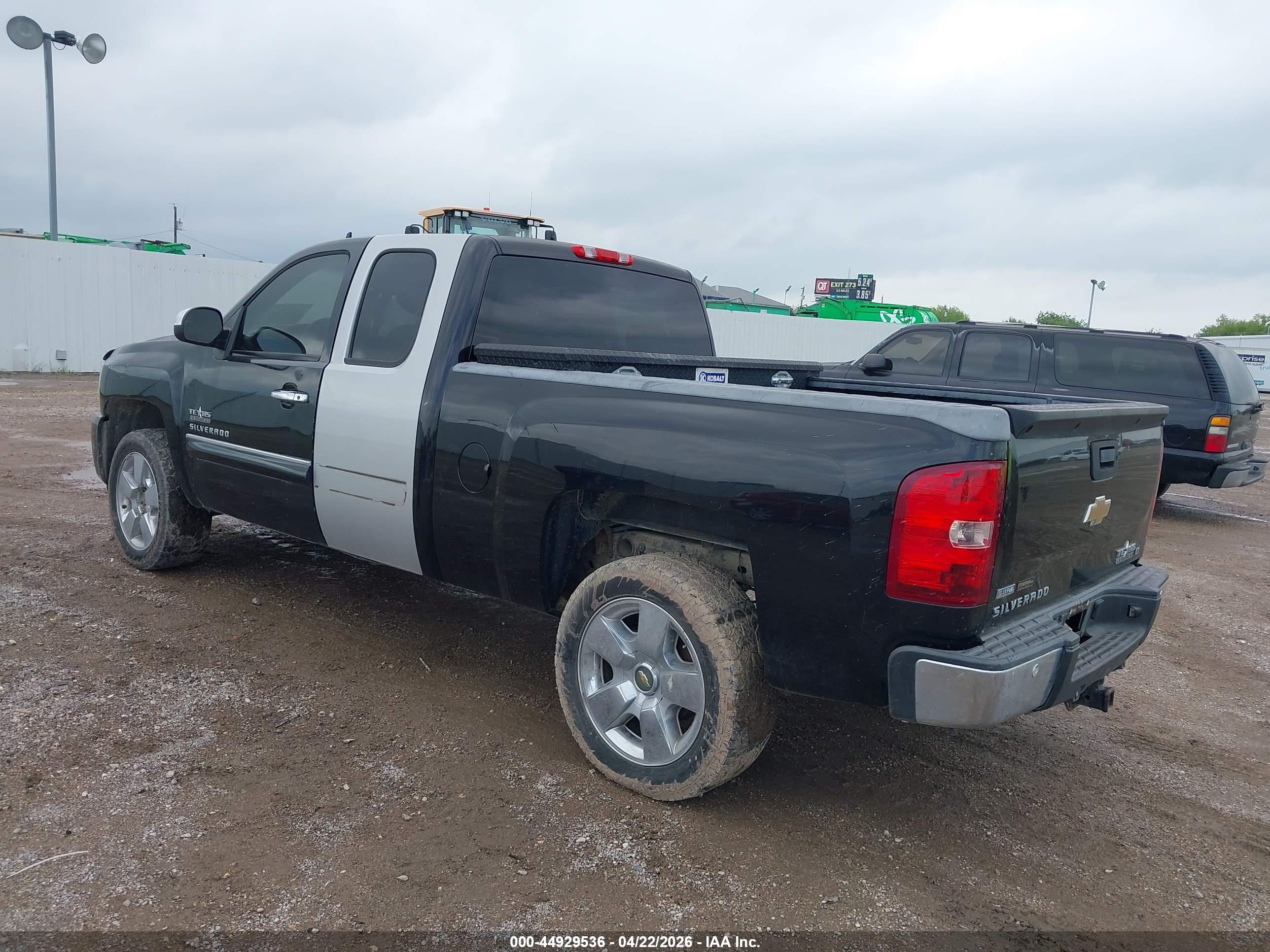 CHEVROLET SILVERADO image 3