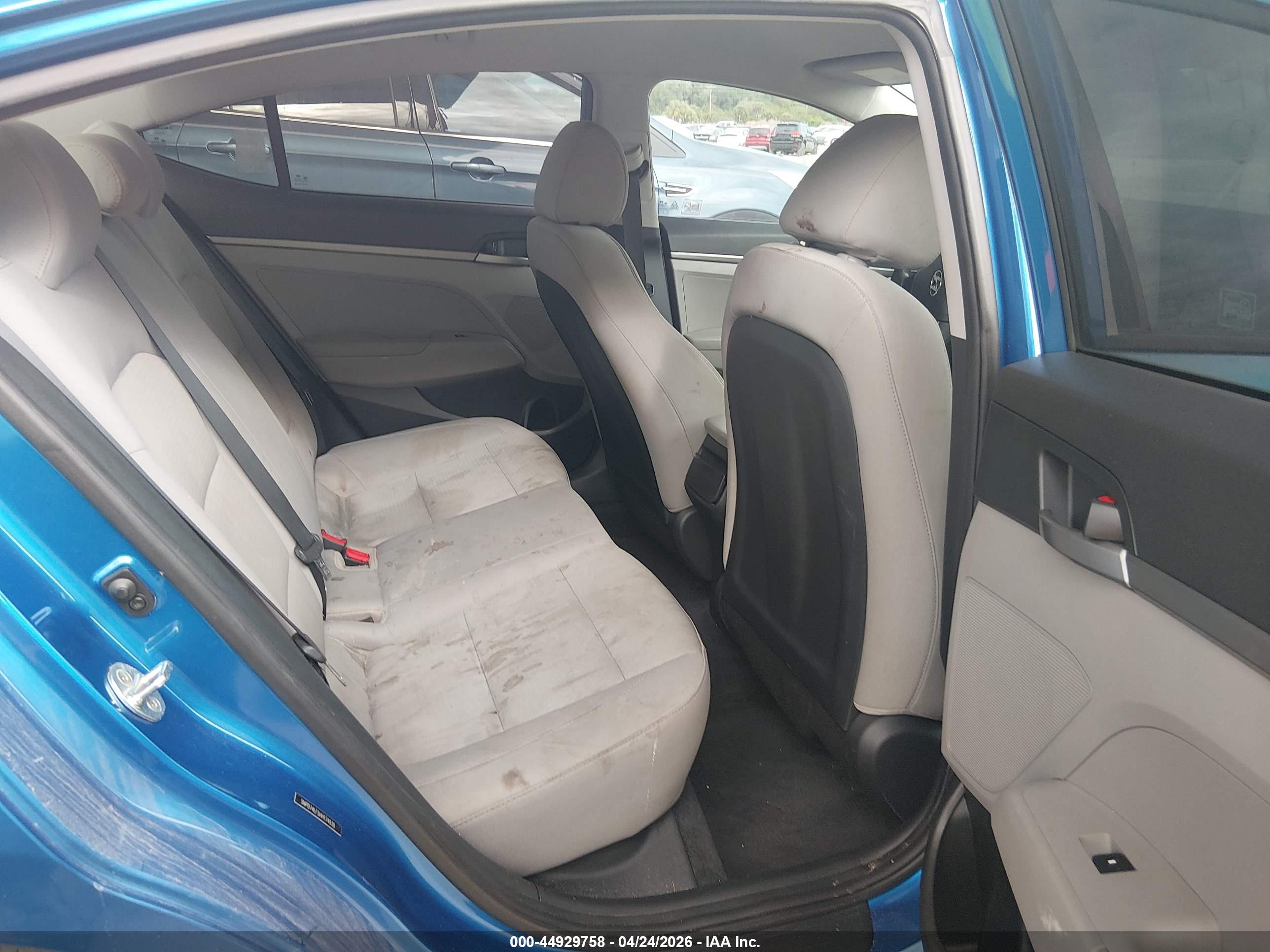 HYUNDAI ELANTRA image 8
