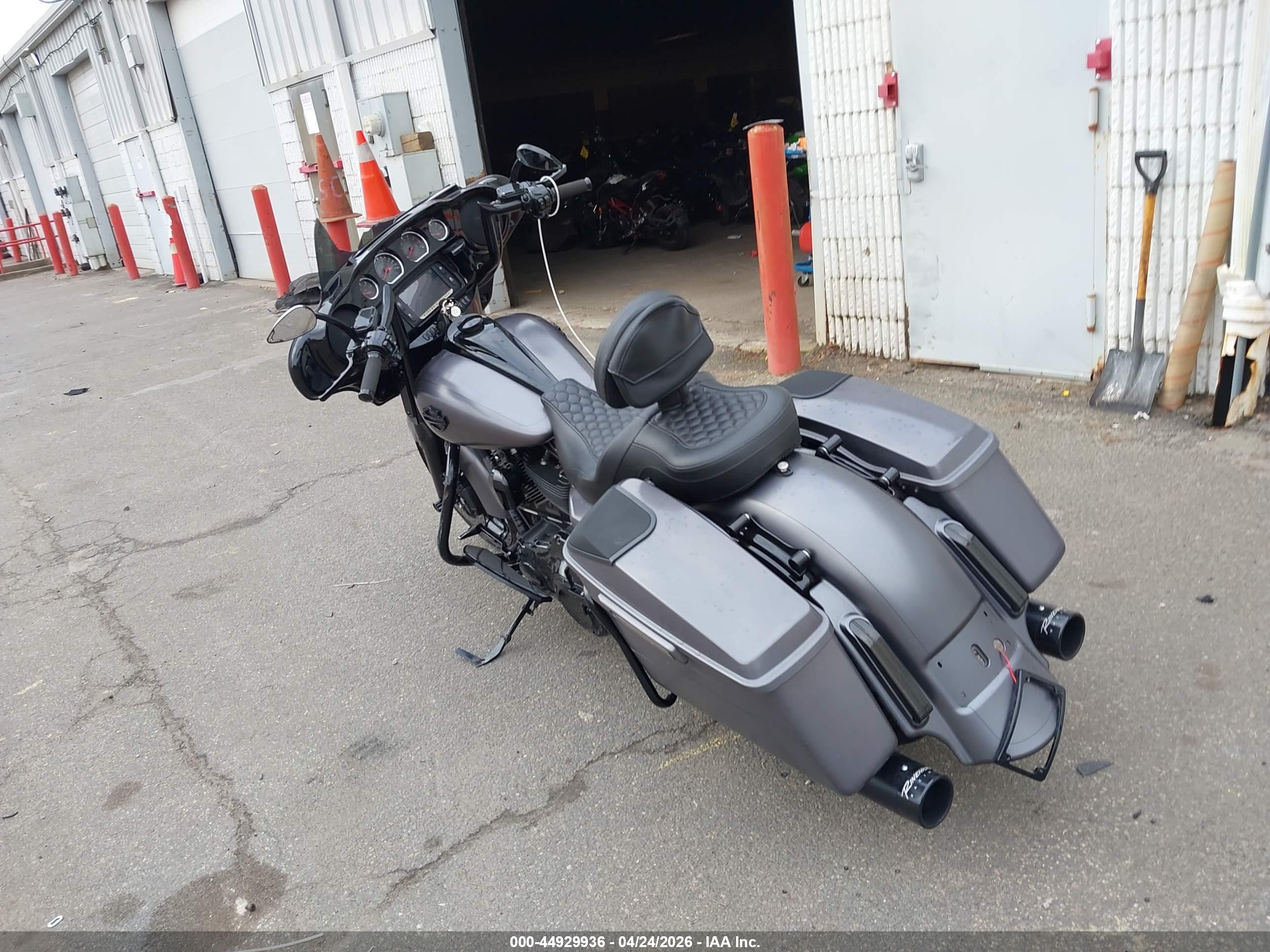 HARLEY-DAVIDSON FLHXS image 3