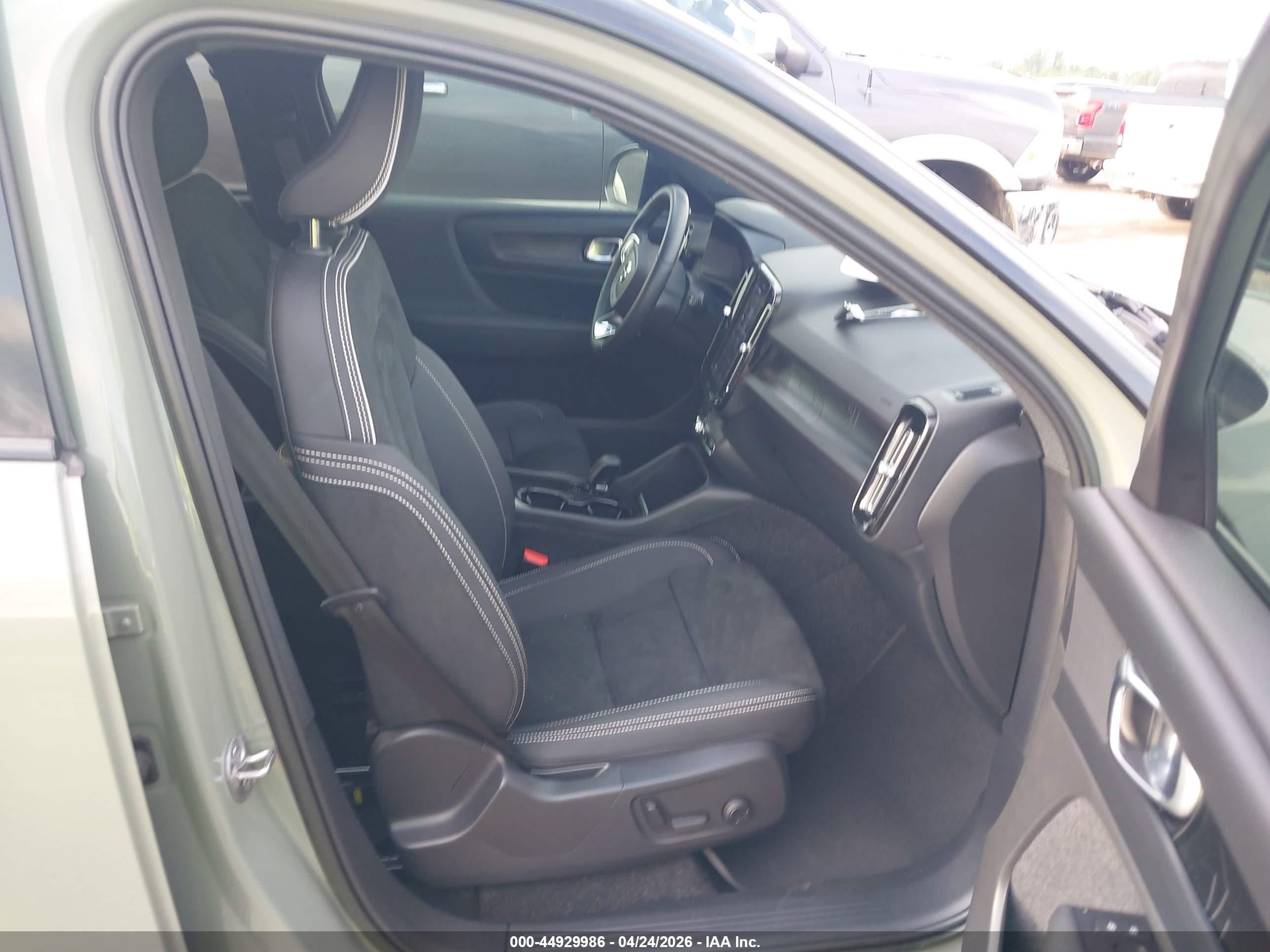 VOLVO XC40 image 5