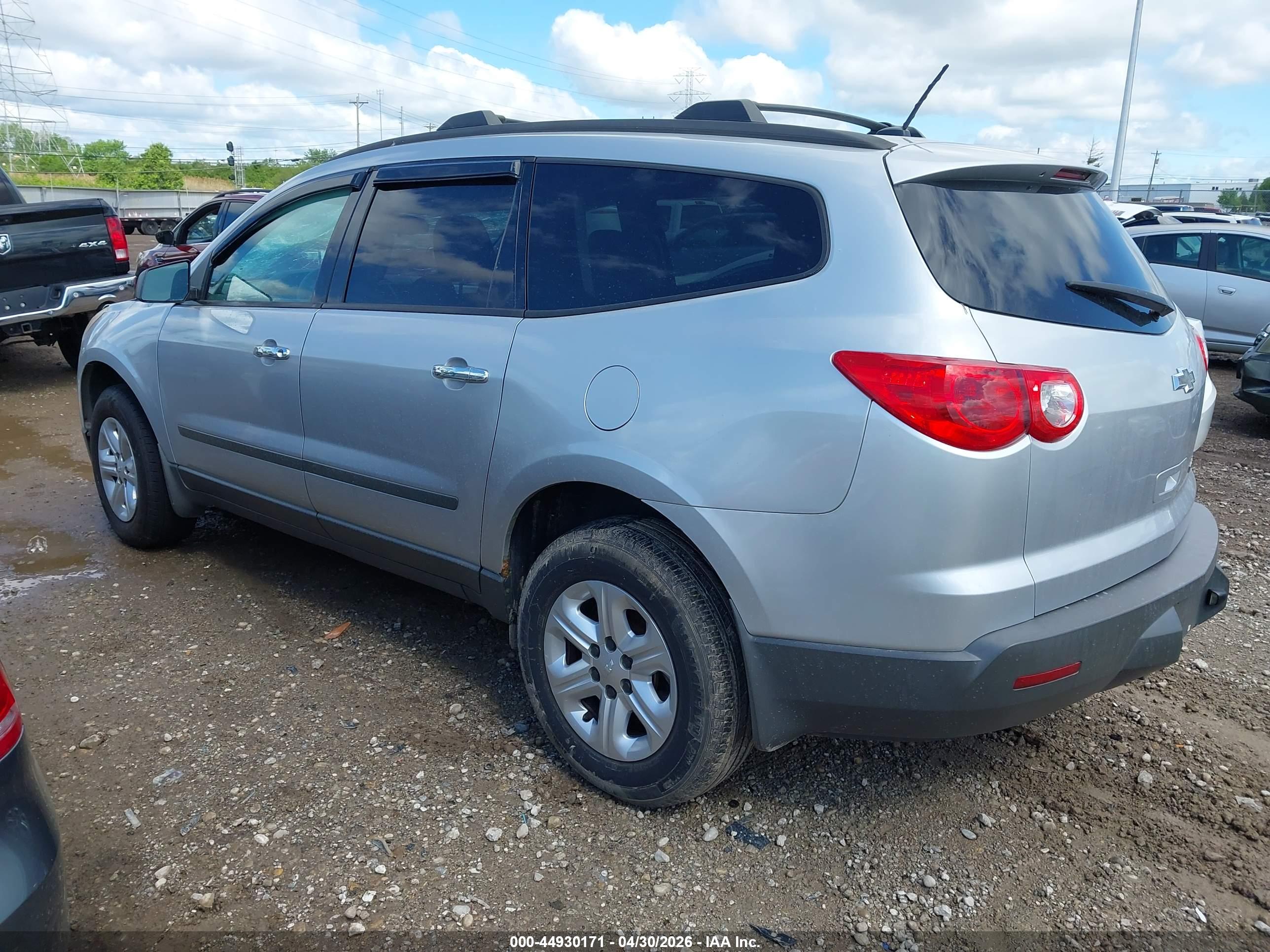 CHEVROLET TRAVERSE image 3