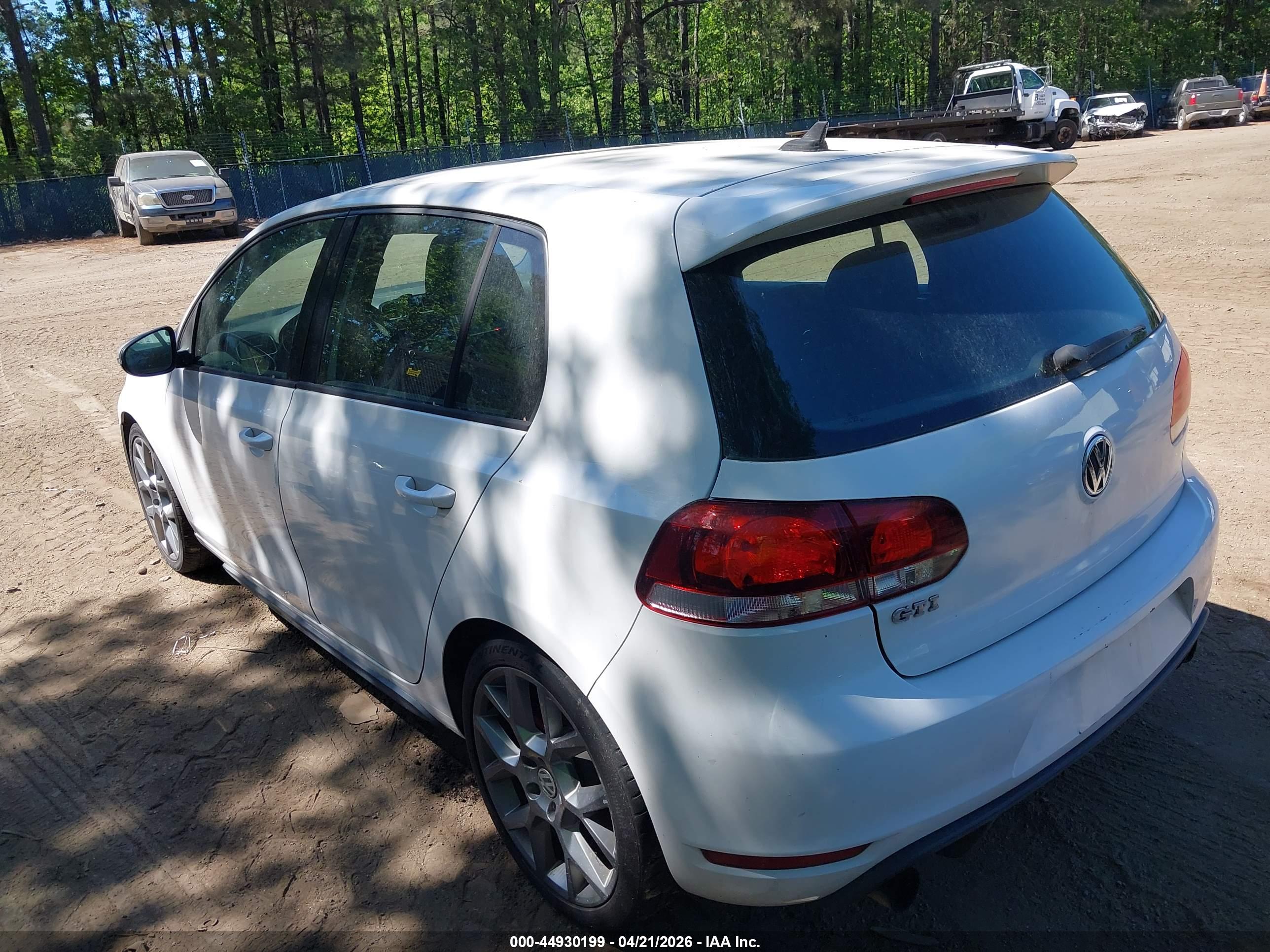 VOLKSWAGEN GTI image 3