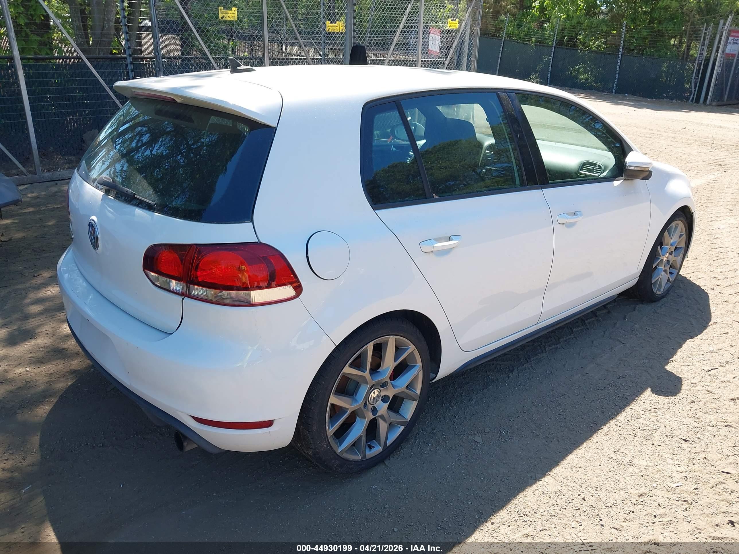 VOLKSWAGEN GTI image 4