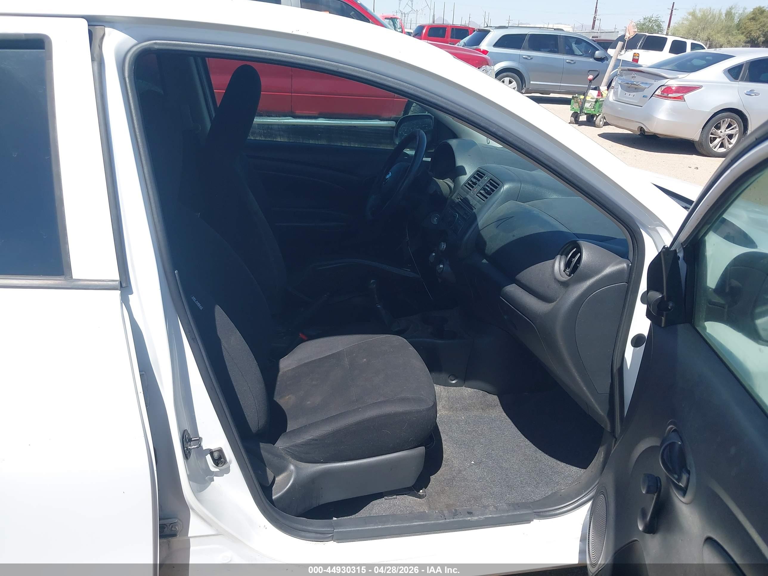 NISSAN VERSA image 5