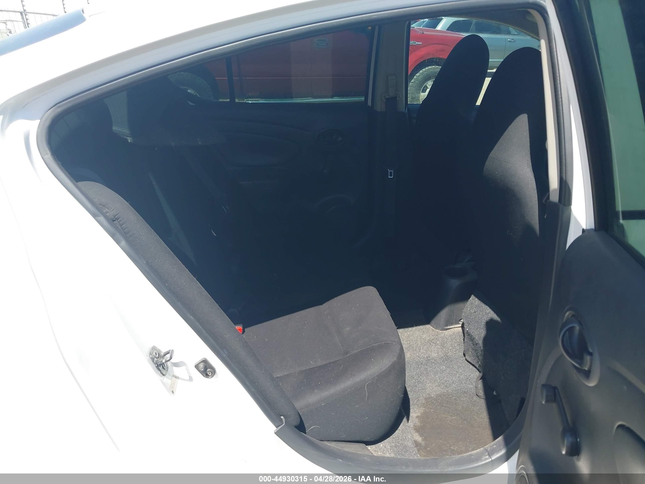 NISSAN VERSA image 8