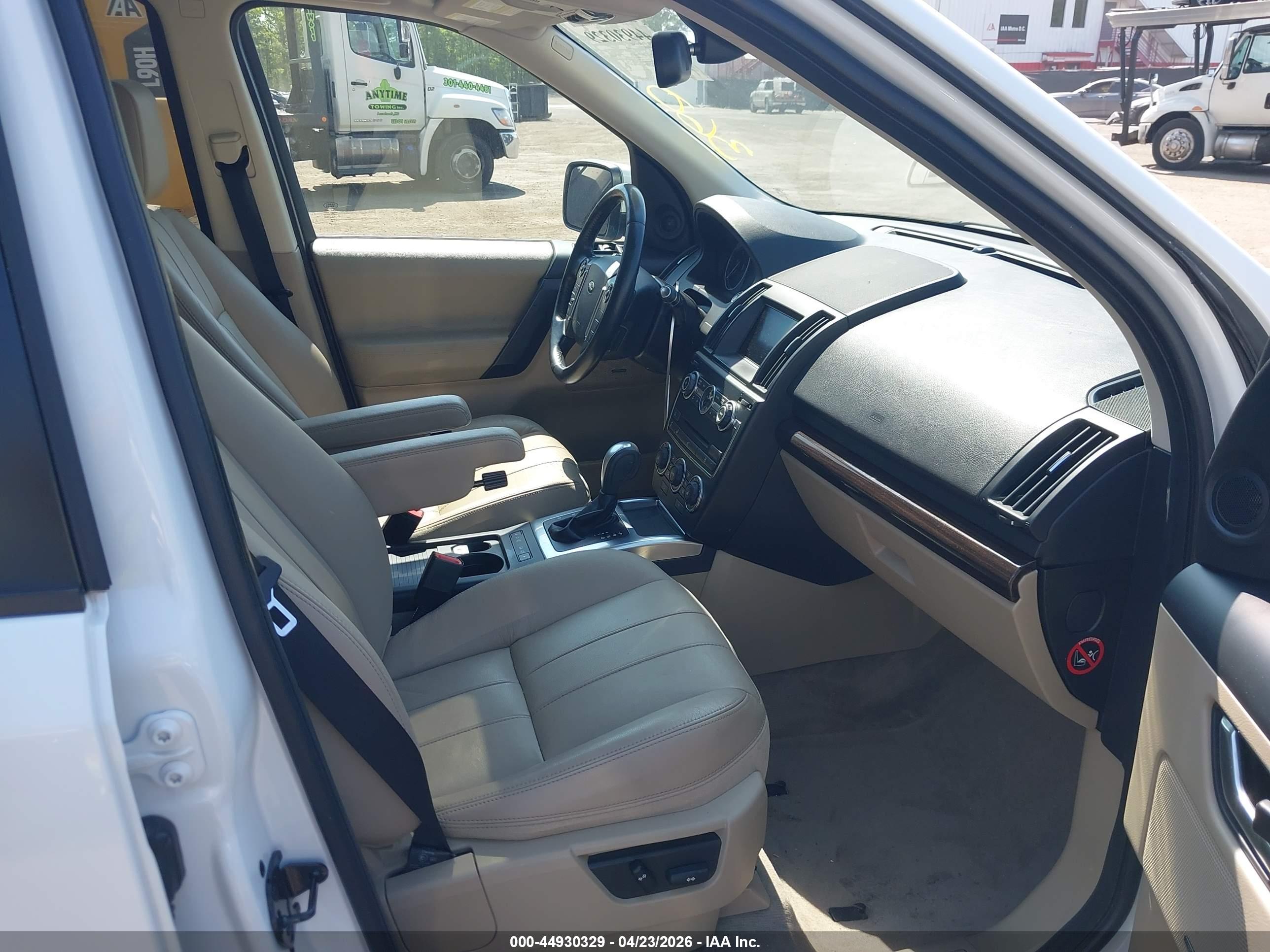 LAND ROVER image 5