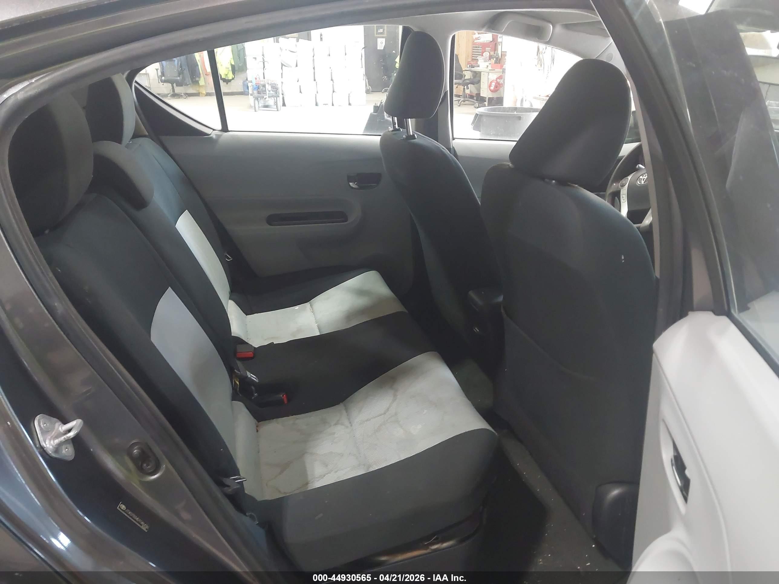 TOYOTA PRIUS image 8