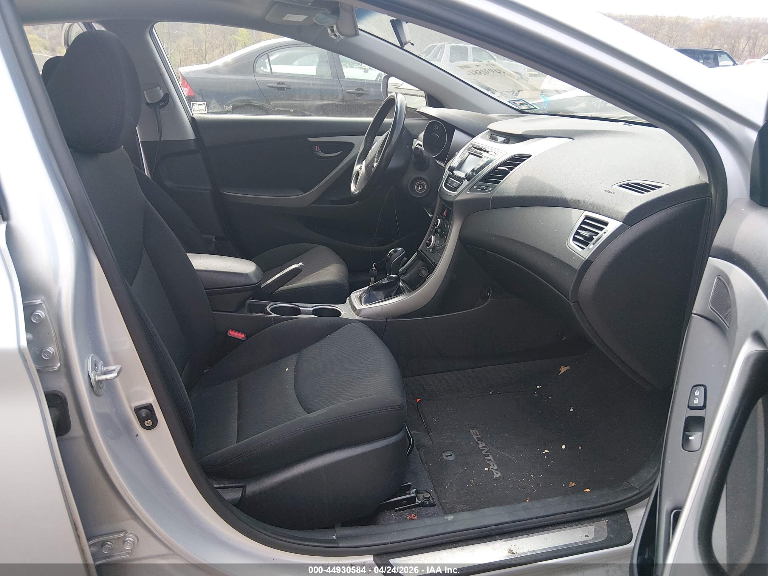 HYUNDAI ELANTRA image 5