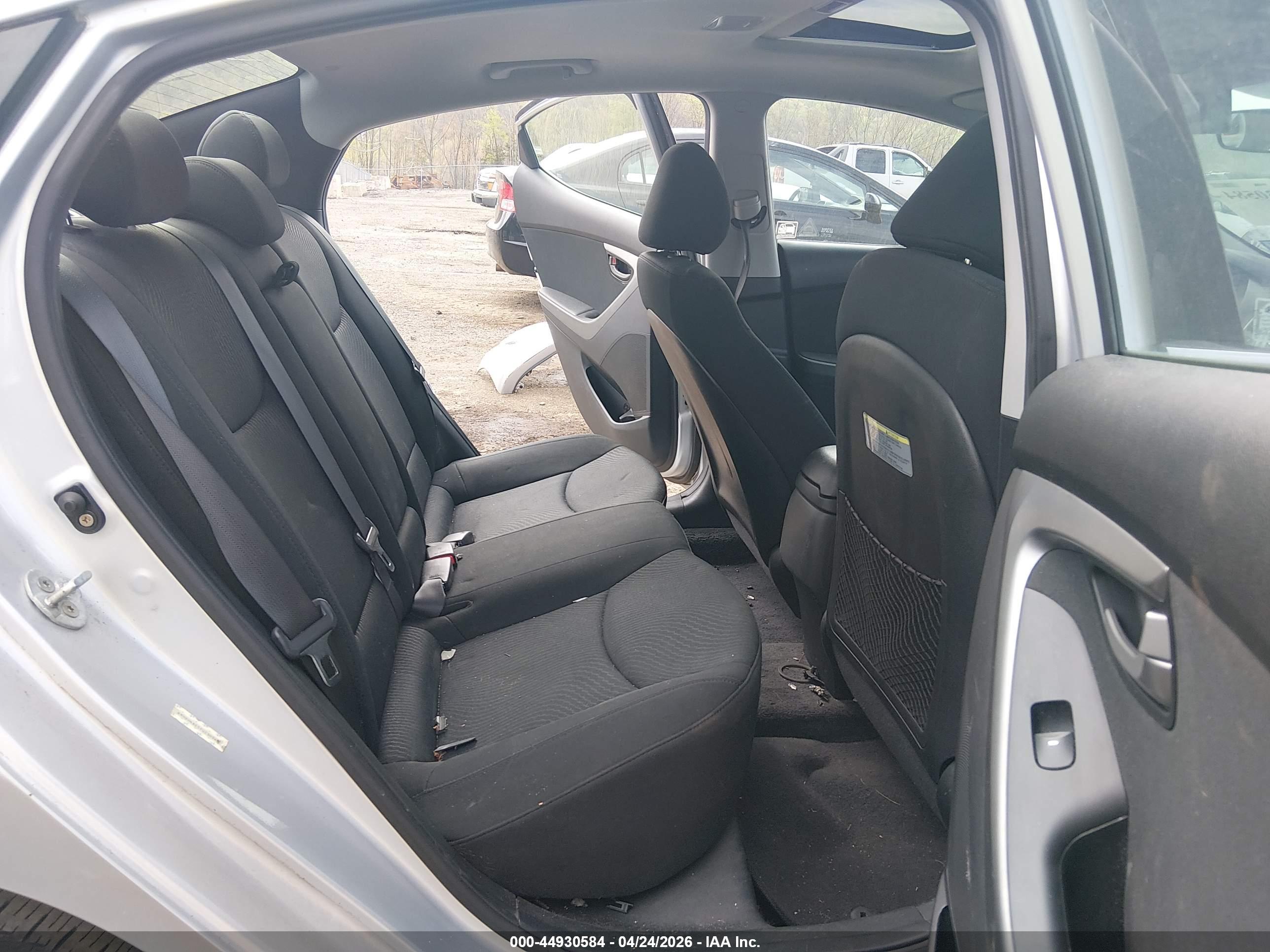 HYUNDAI ELANTRA image 8