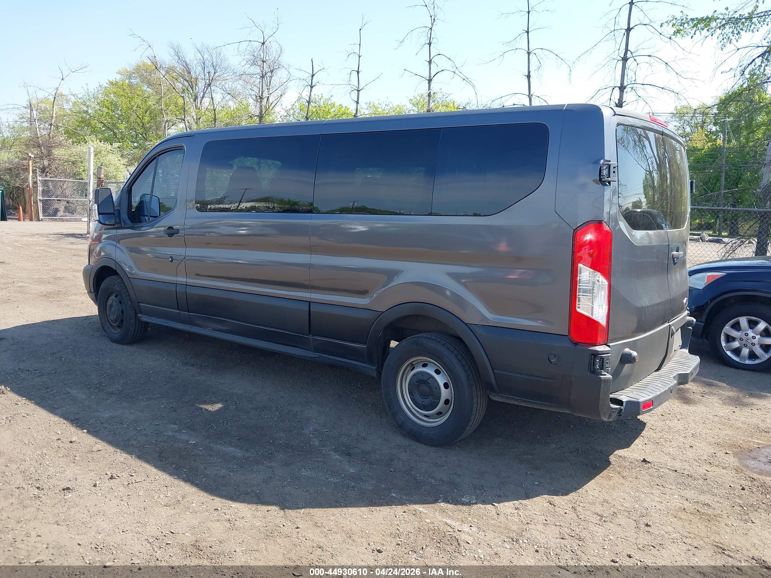 FORD TRANSIT-350 image 3