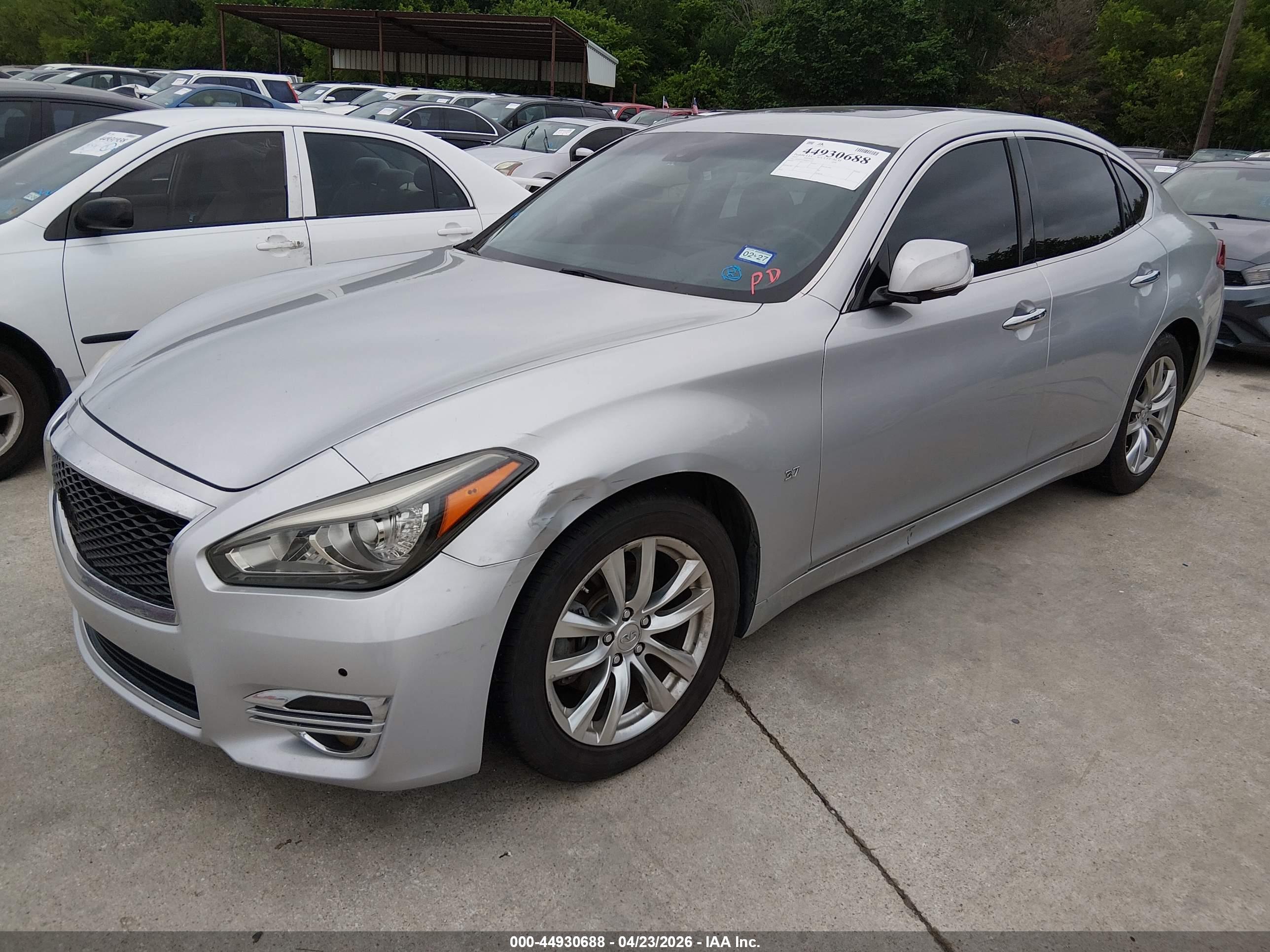 INFINITI Q70 image 2