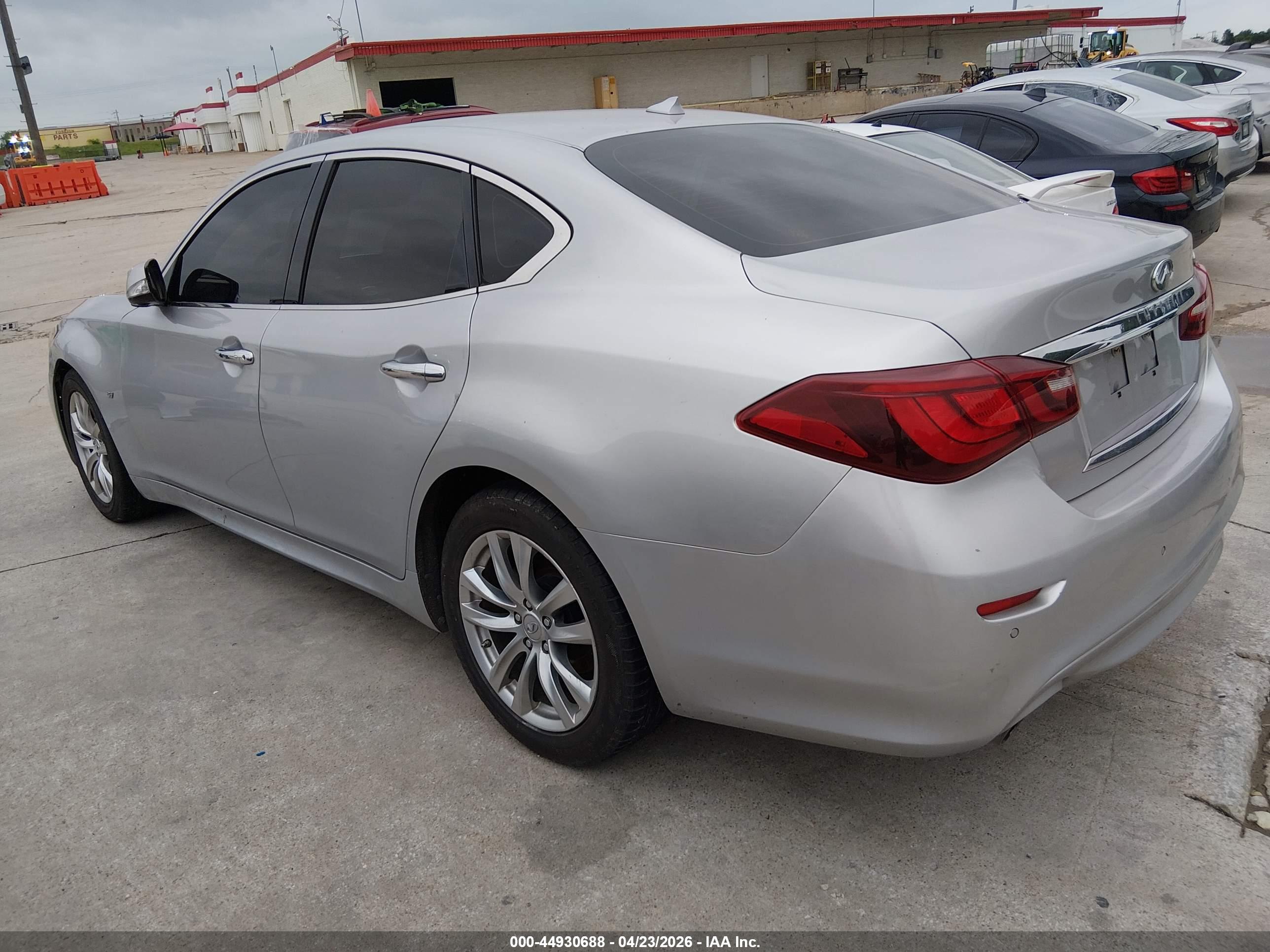 INFINITI Q70 image 3