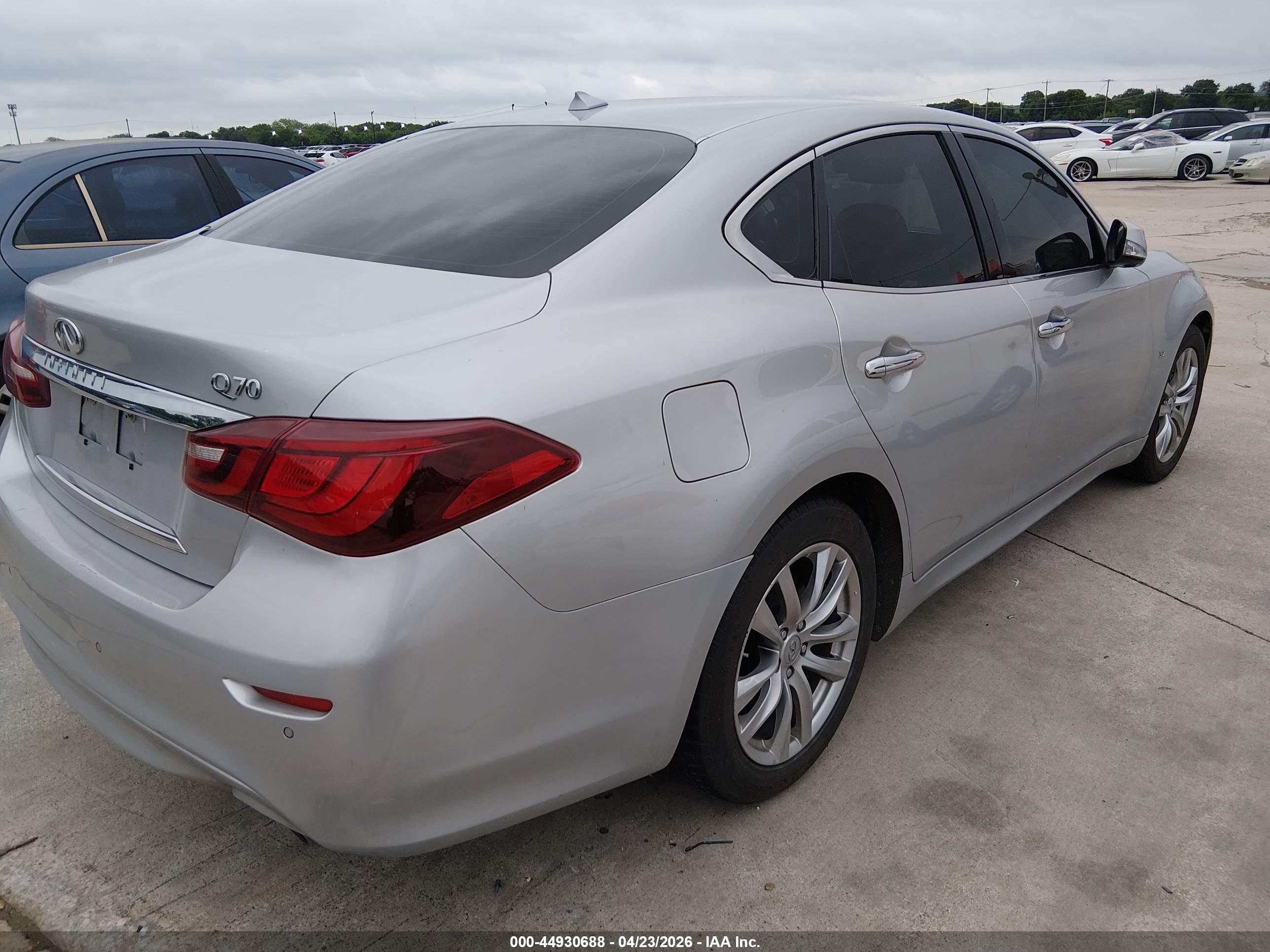 INFINITI Q70 image 4