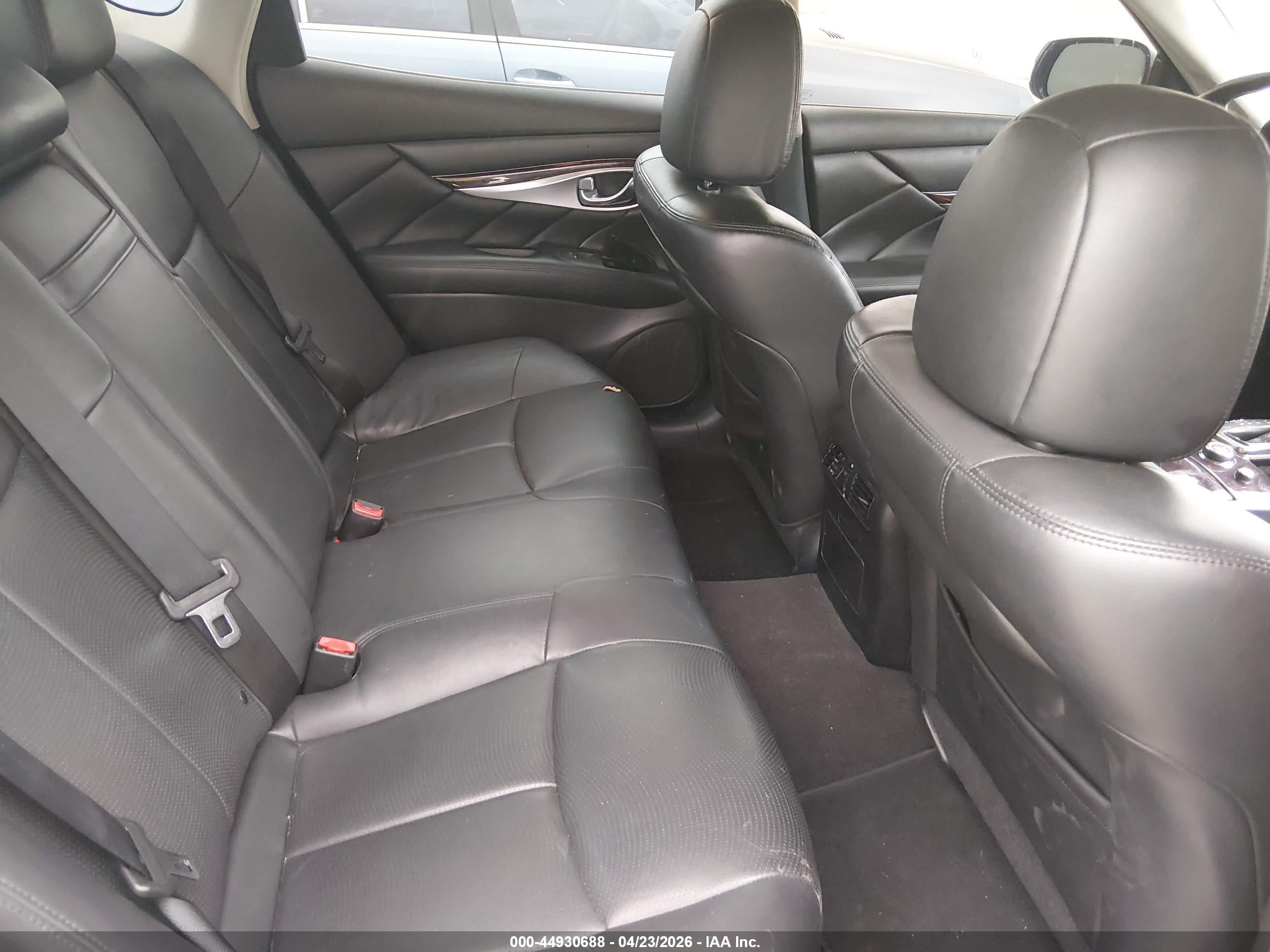 INFINITI Q70 image 8