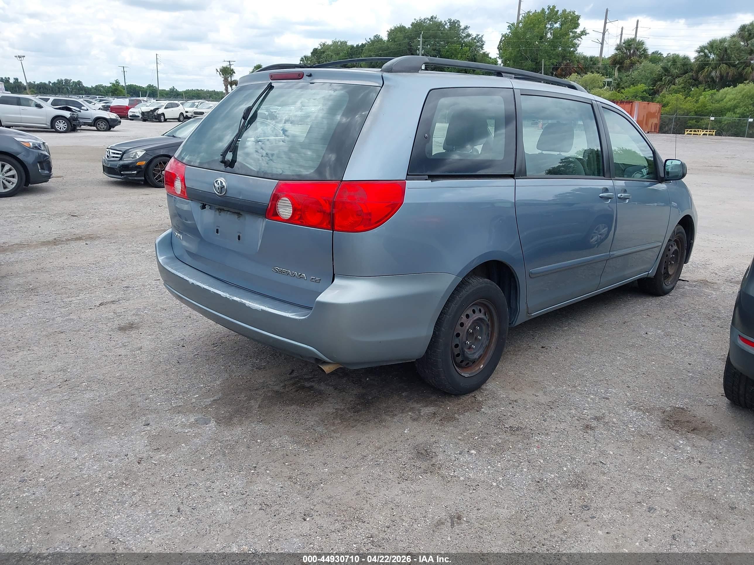 TOYOTA SIENNA image 4