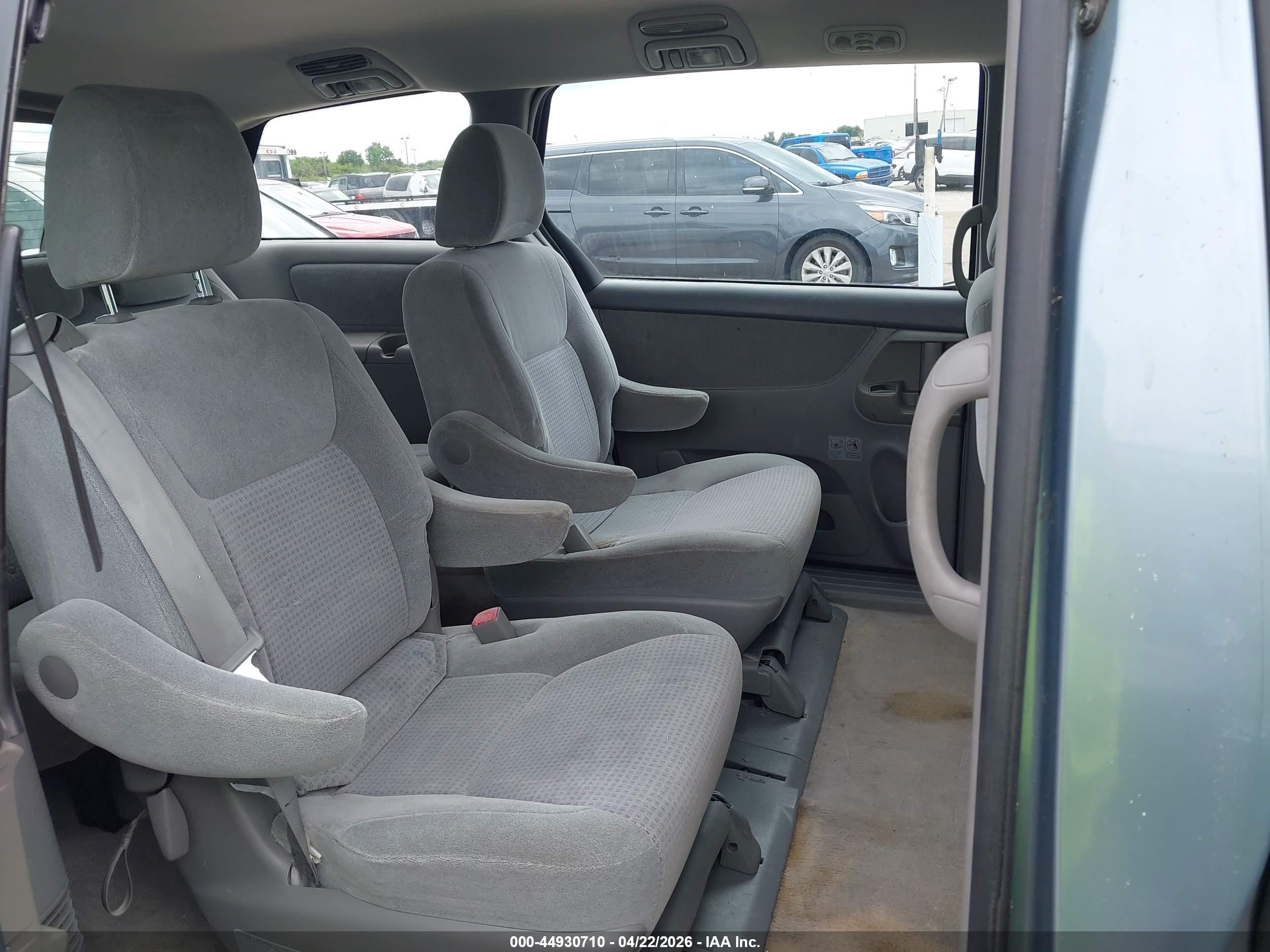 TOYOTA SIENNA image 8