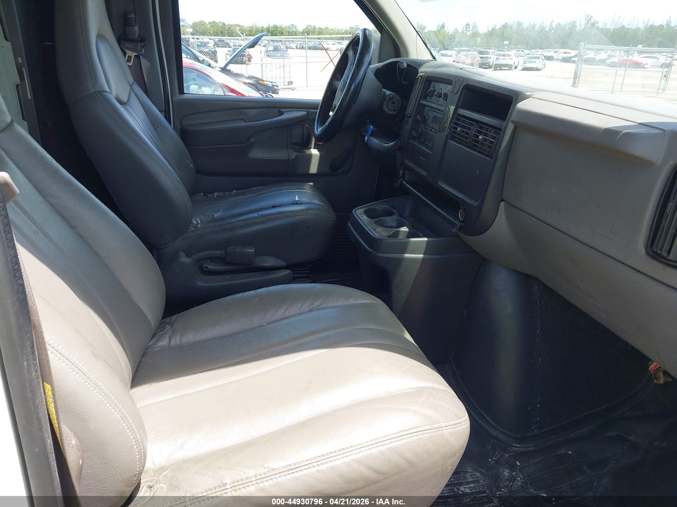 CHEVROLET EXPRESS image 5