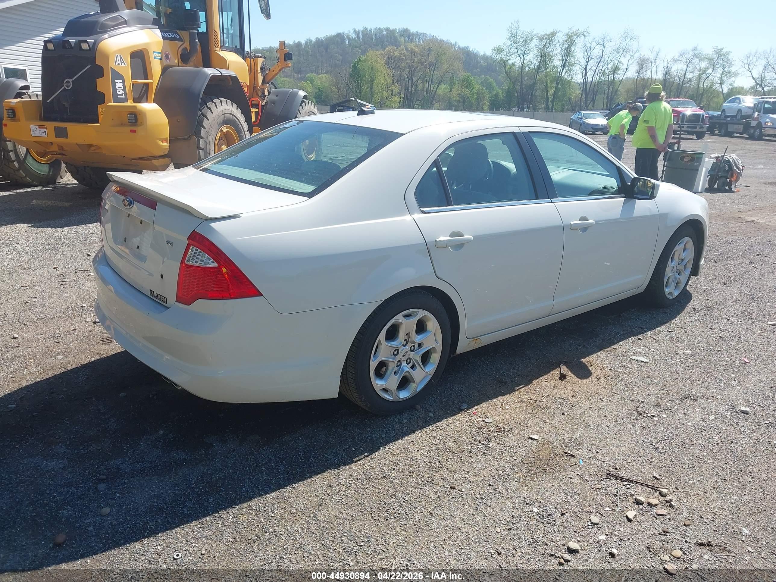 FORD FUSION image 4