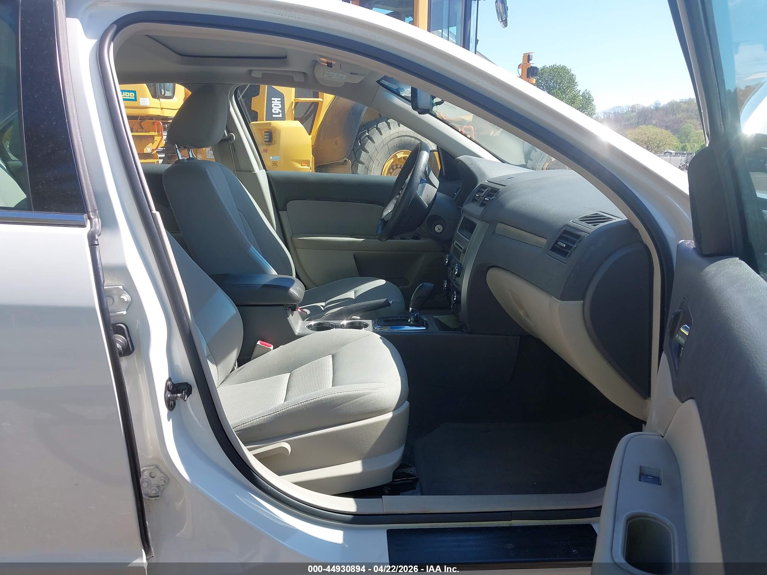 FORD FUSION image 5