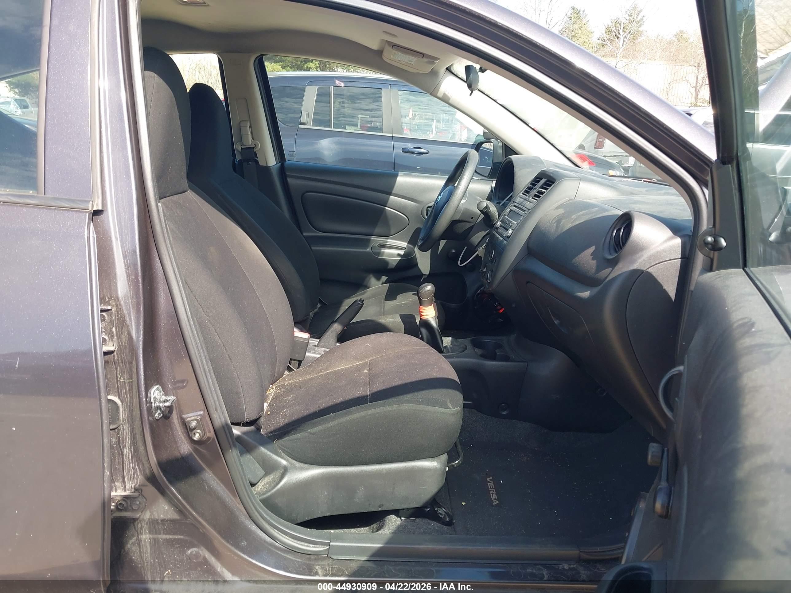 NISSAN VERSA image 5