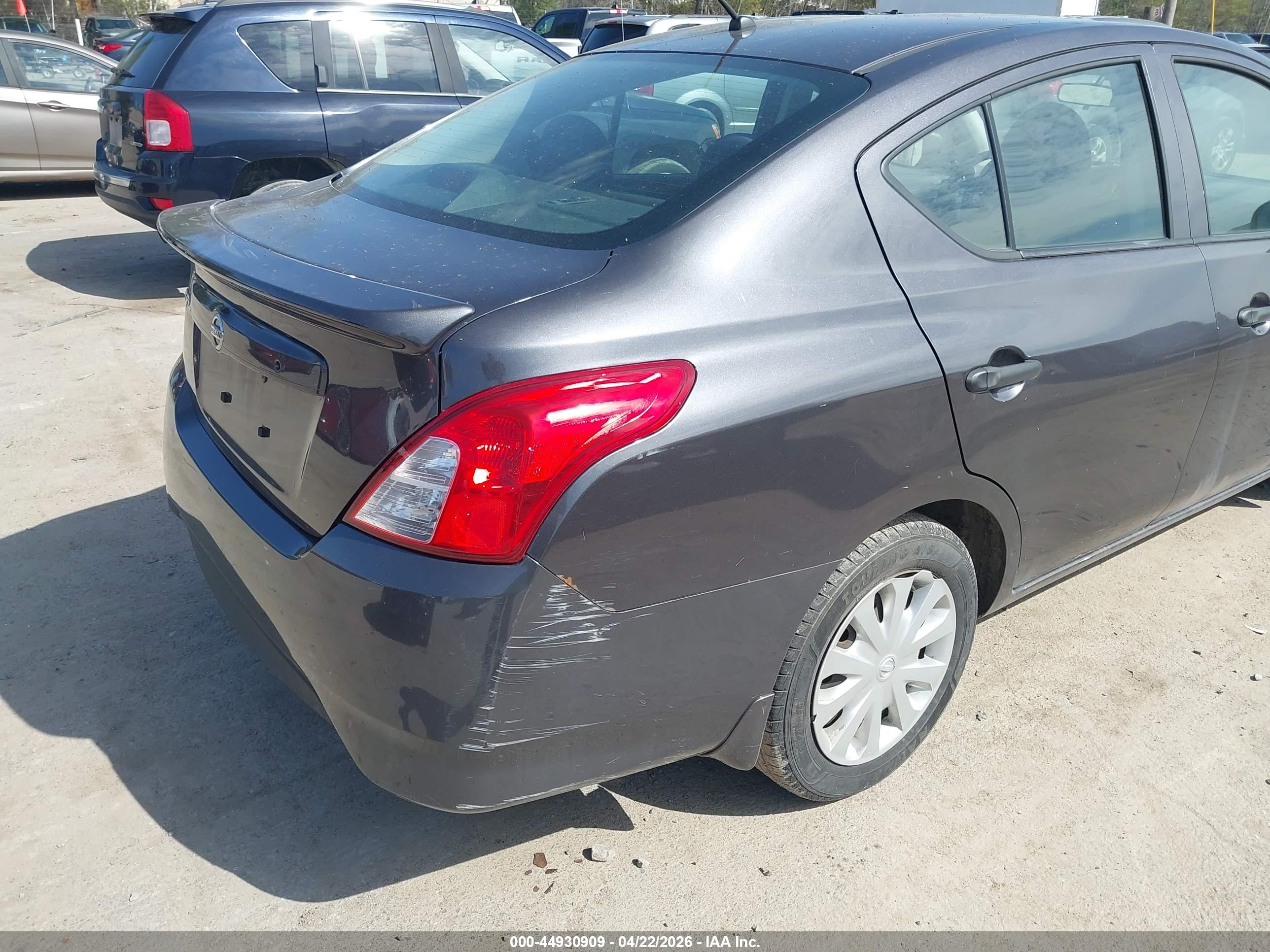NISSAN VERSA image 6