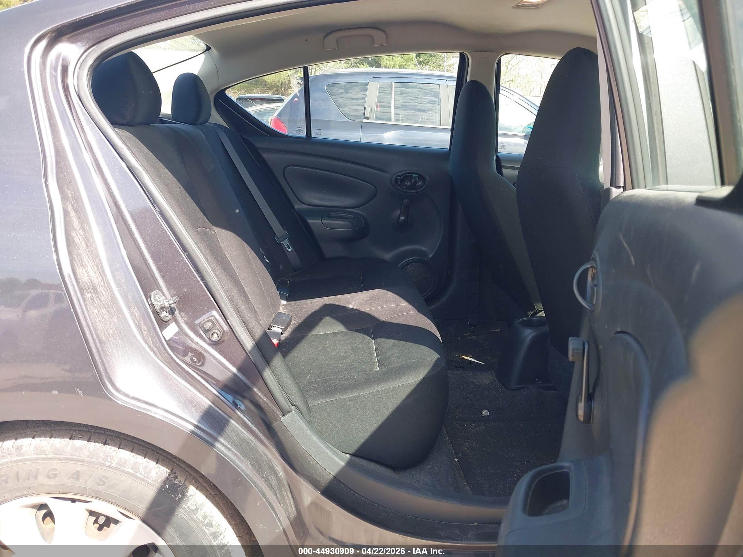 NISSAN VERSA image 8
