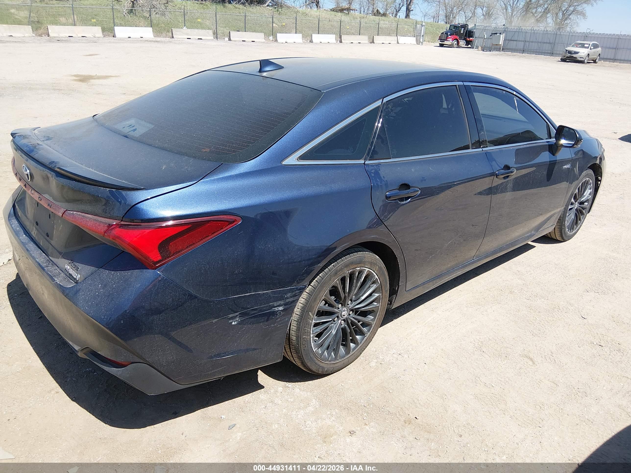 TOYOTA AVALON image 4