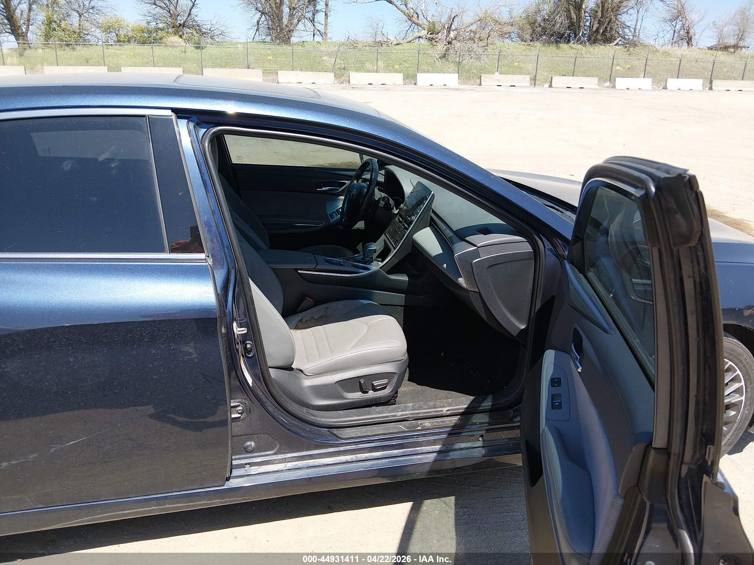 TOYOTA AVALON image 5