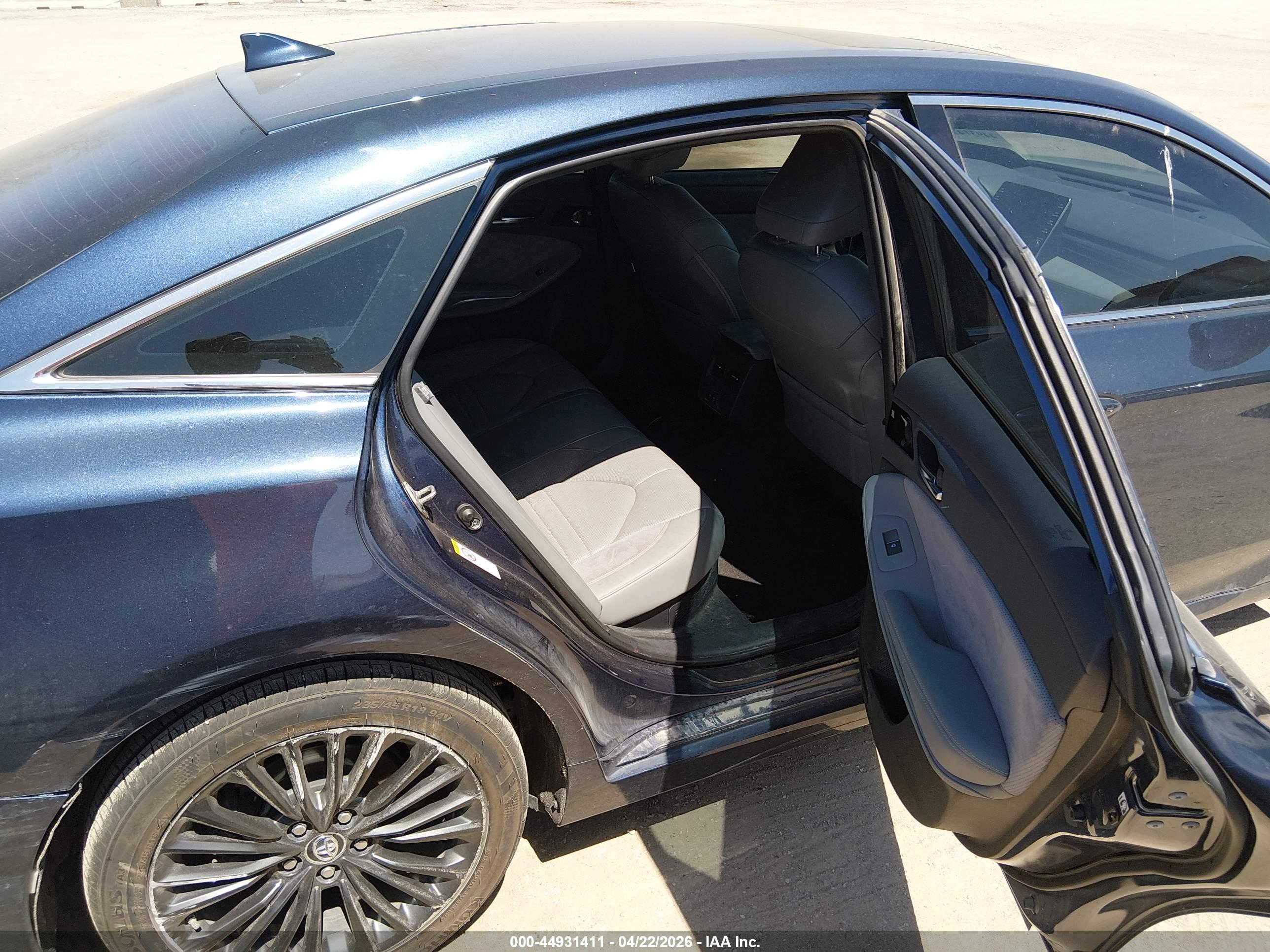 TOYOTA AVALON image 8
