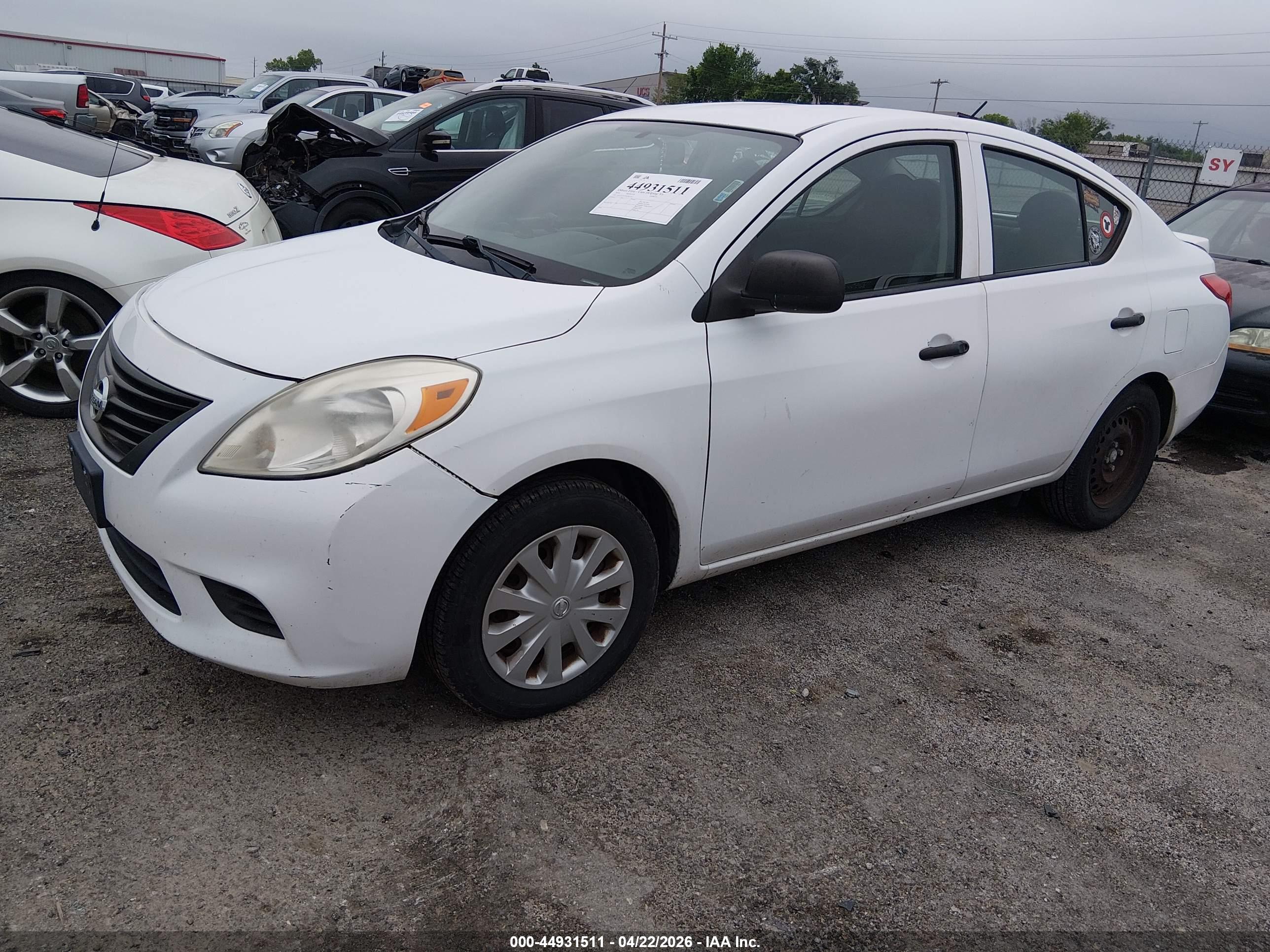 NISSAN VERSA image 2