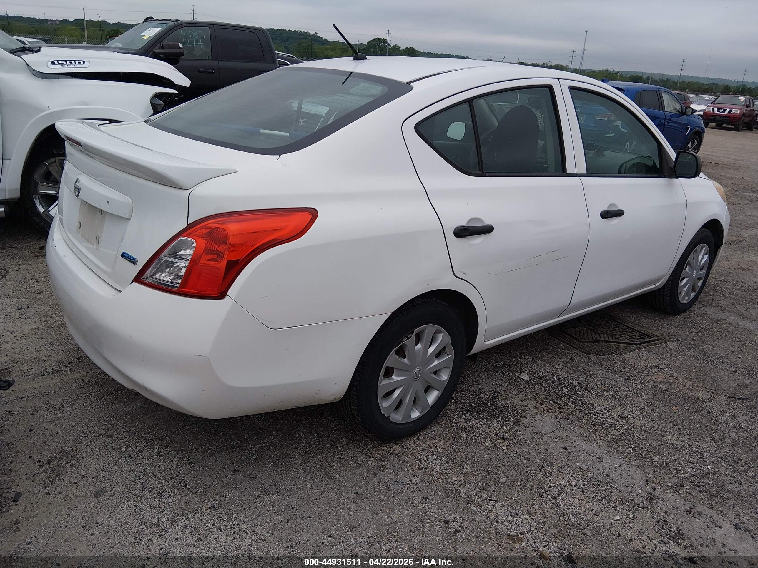 NISSAN VERSA image 4