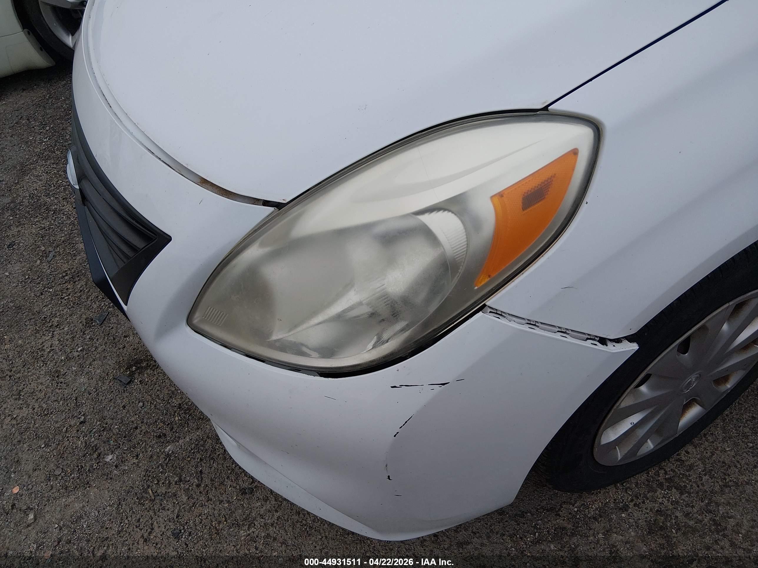 NISSAN VERSA image 6