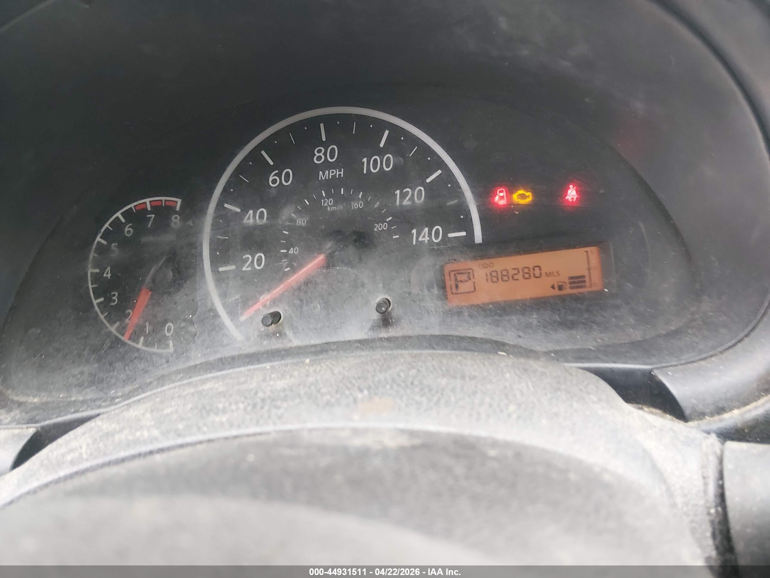 NISSAN VERSA image 7