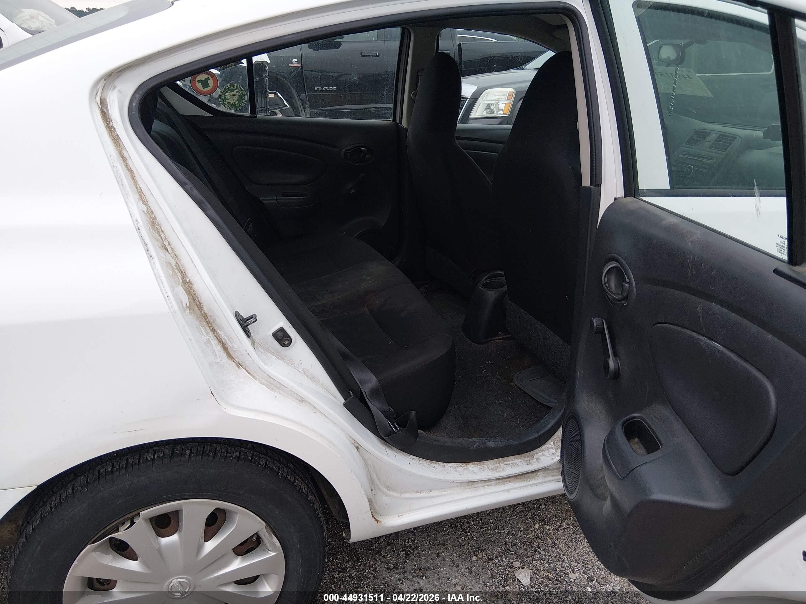 NISSAN VERSA image 8