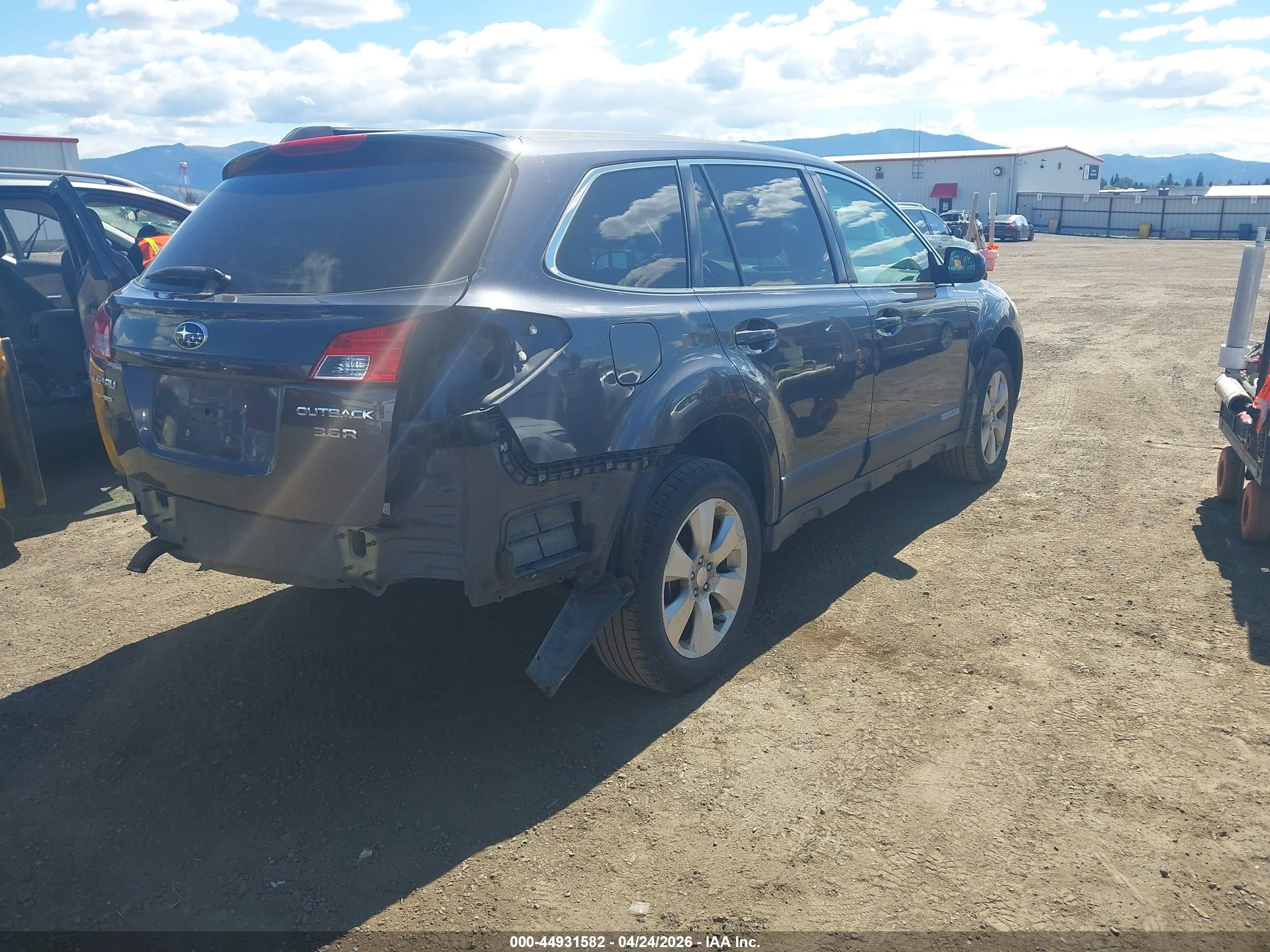 SUBARU OUTBACK image 4