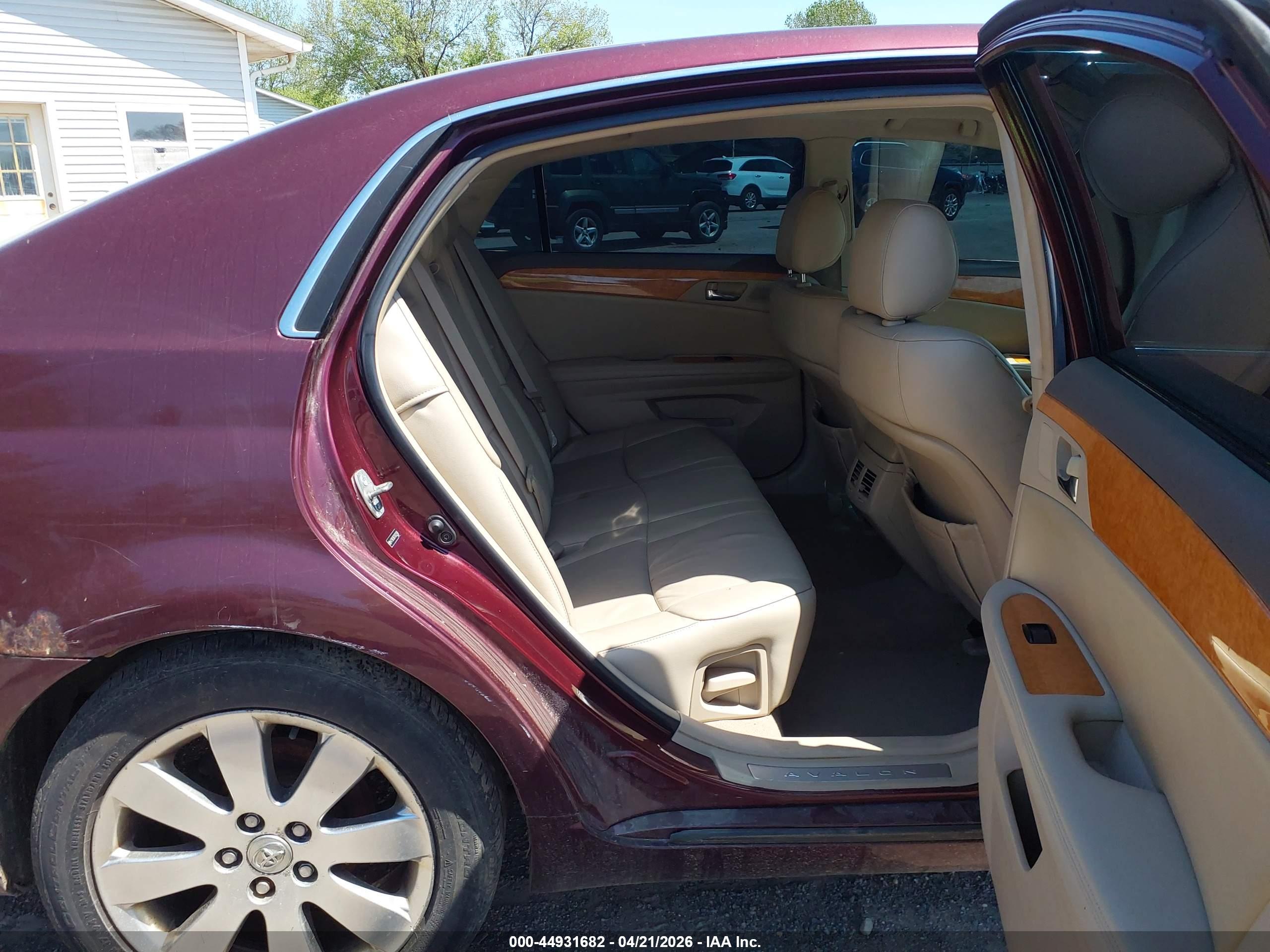 TOYOTA AVALON image 8