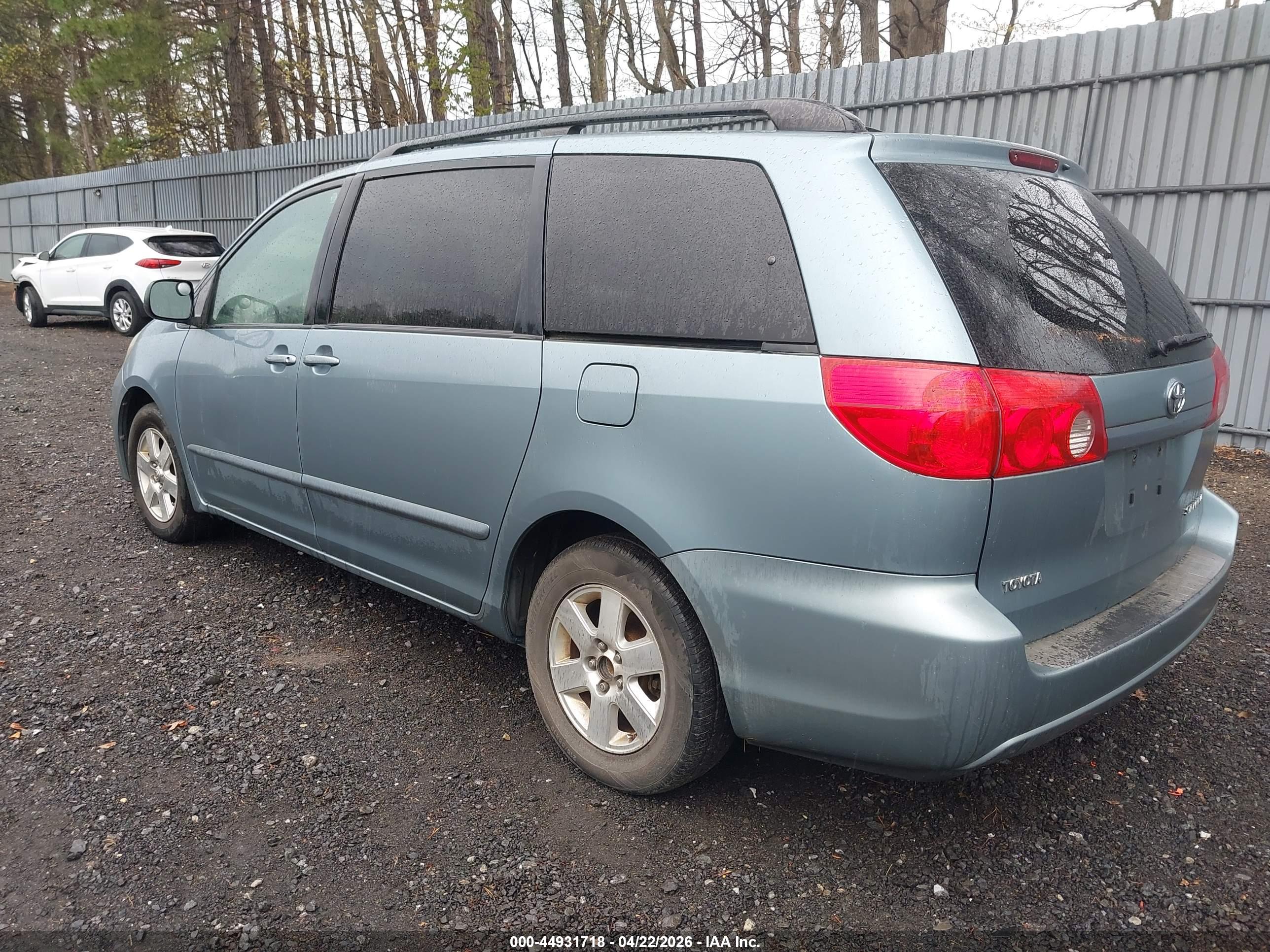 TOYOTA SIENNA image 3