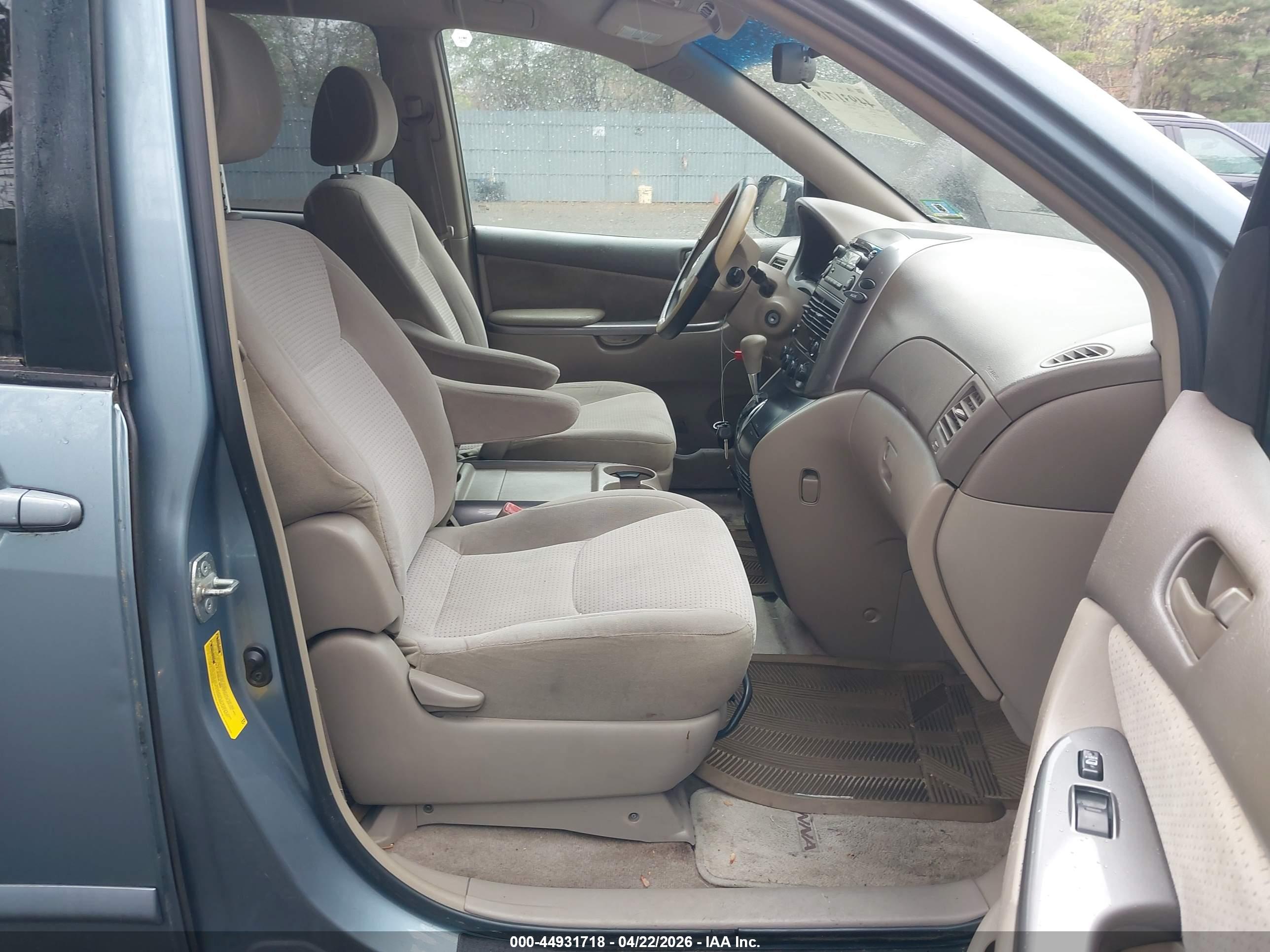 TOYOTA SIENNA image 5