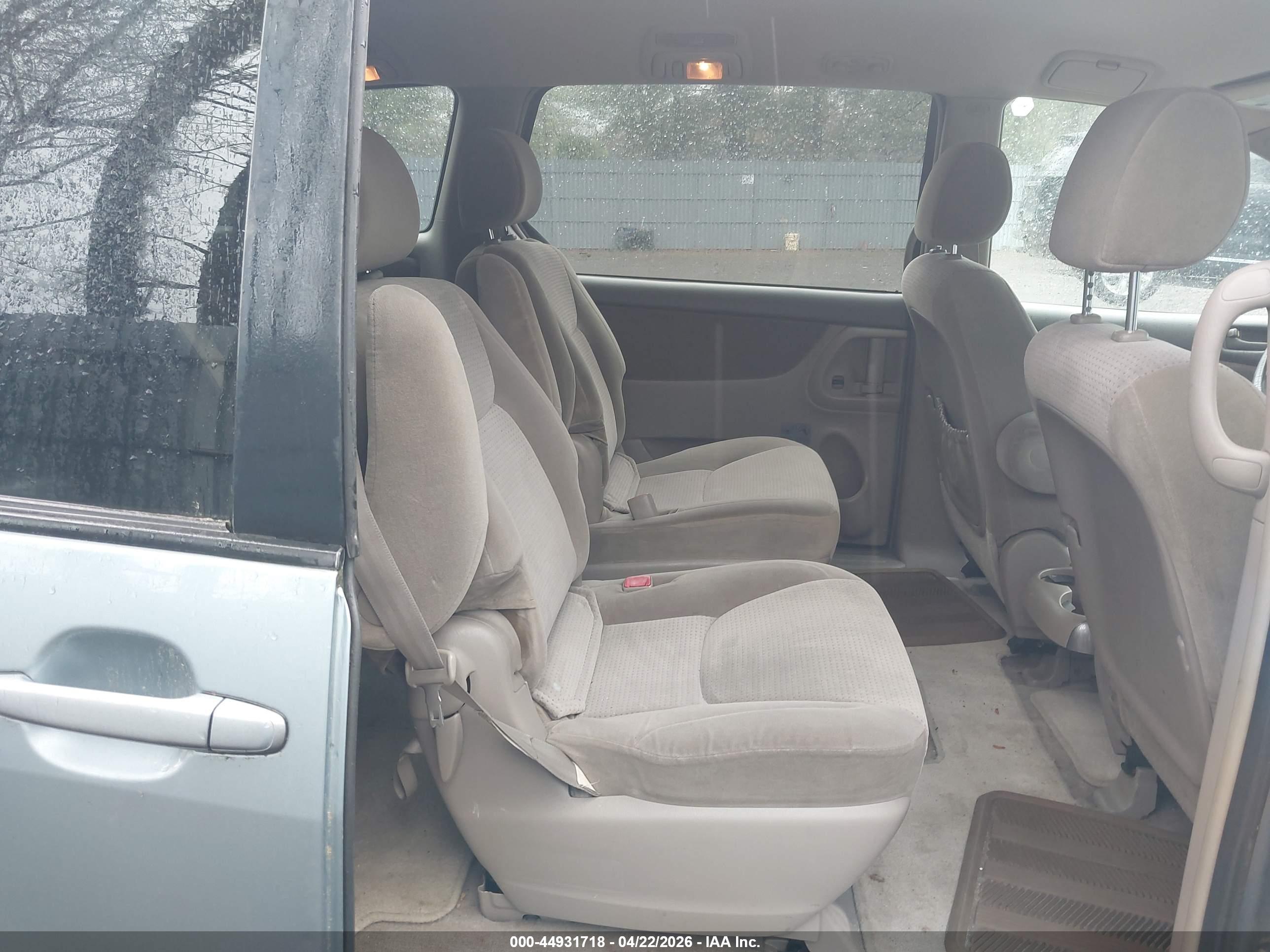 TOYOTA SIENNA image 8