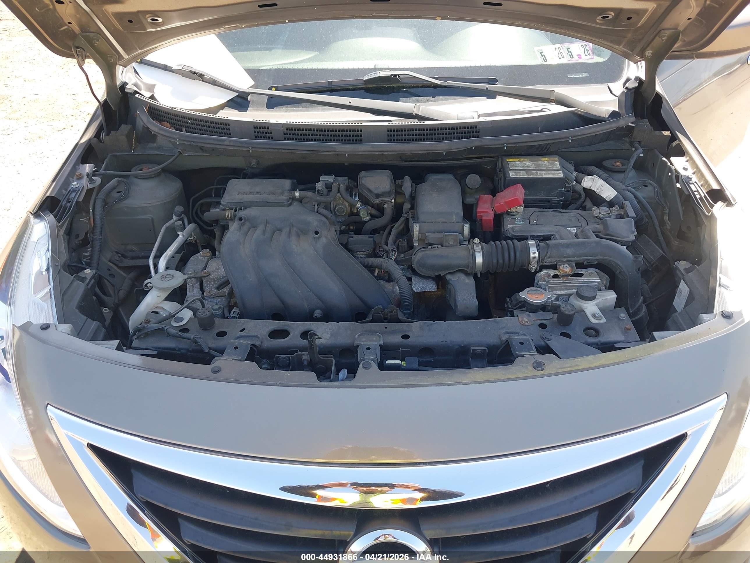 NISSAN VERSA image 10