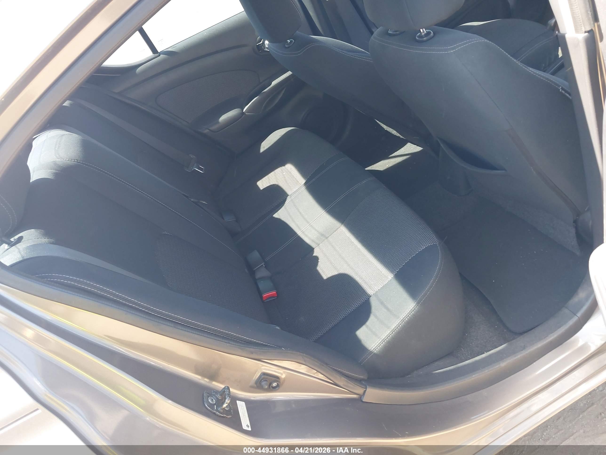 NISSAN VERSA image 8