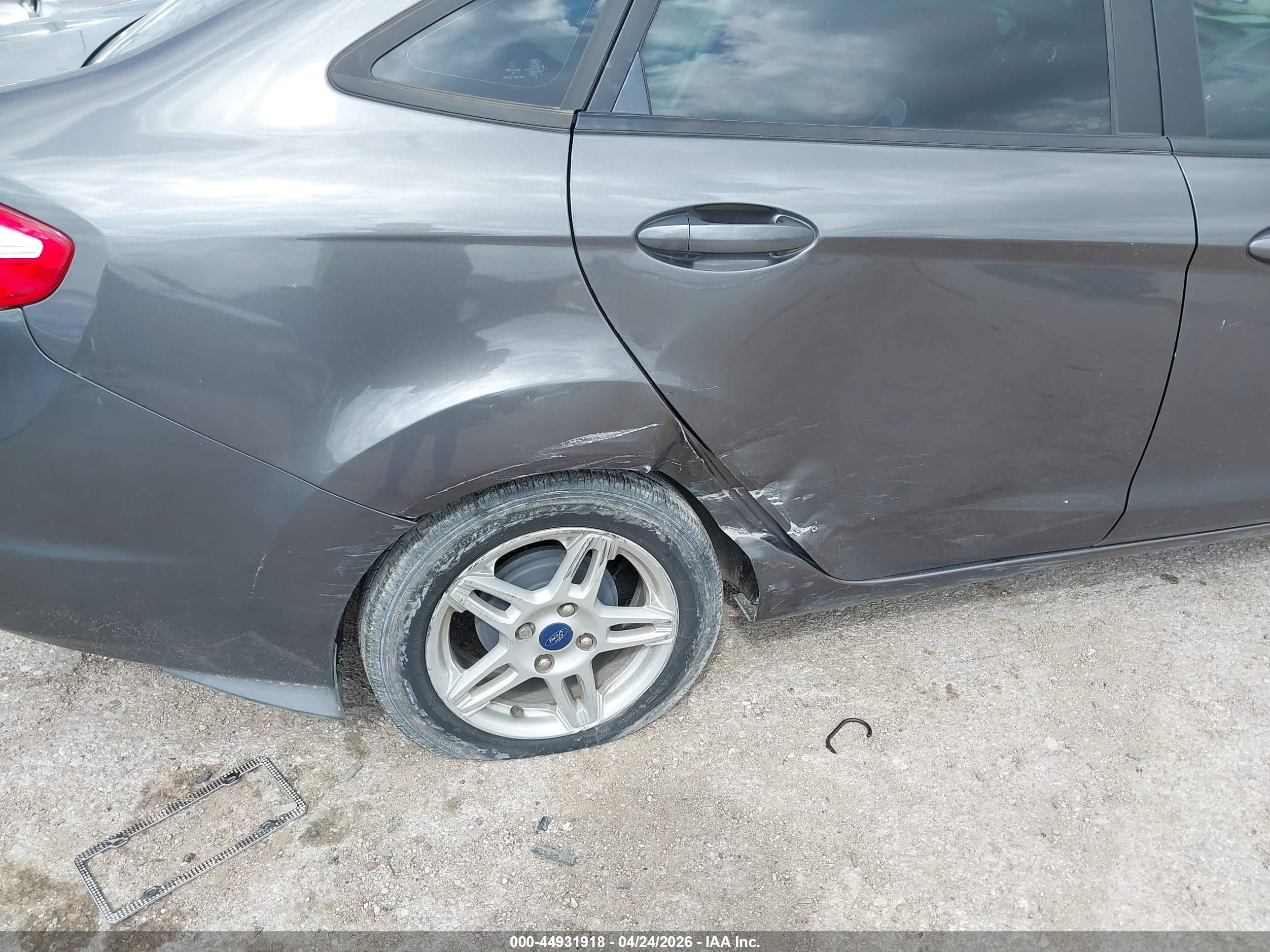 FORD FIESTA image 6