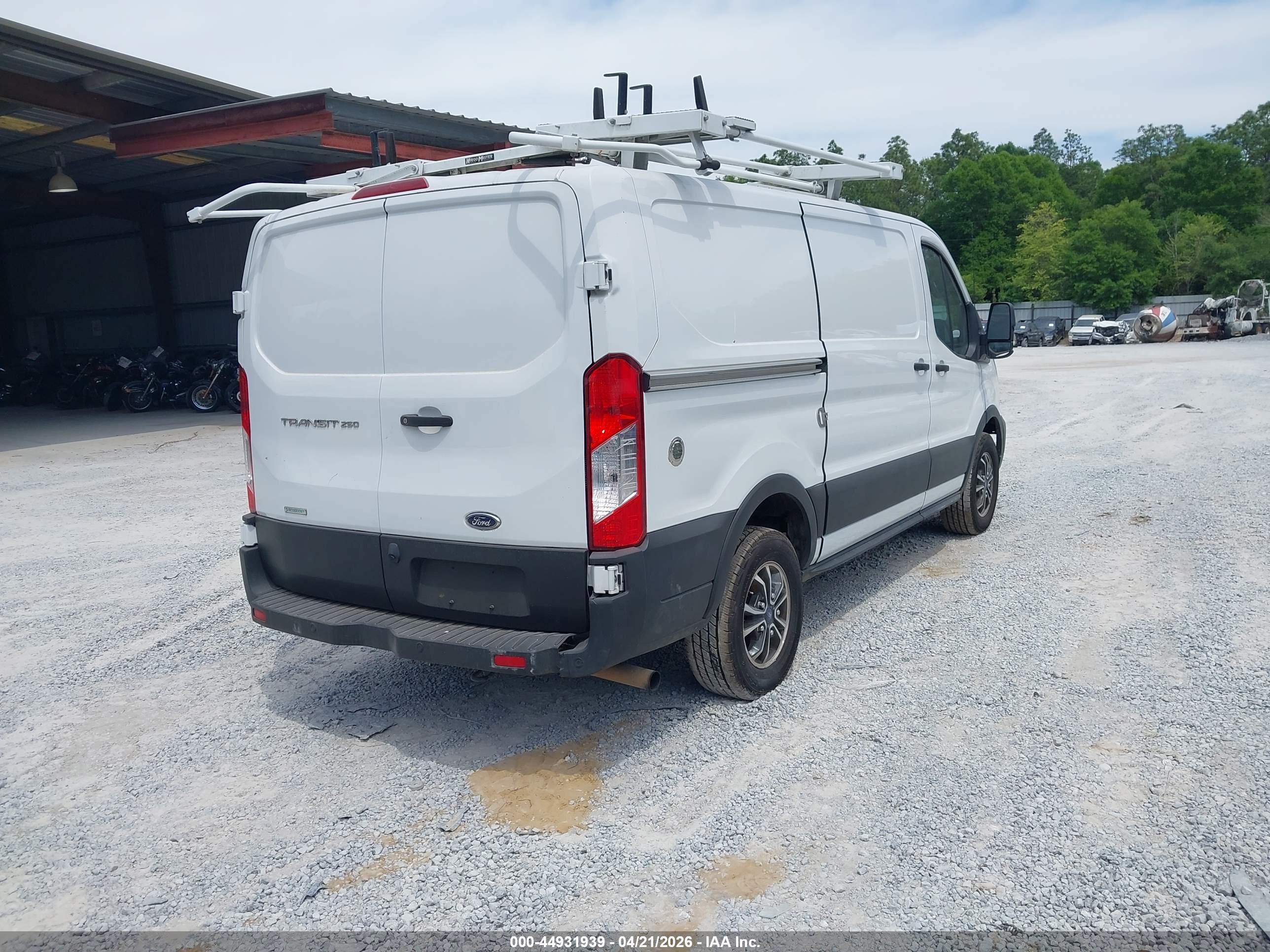 FORD TRANSIT-250 image 4