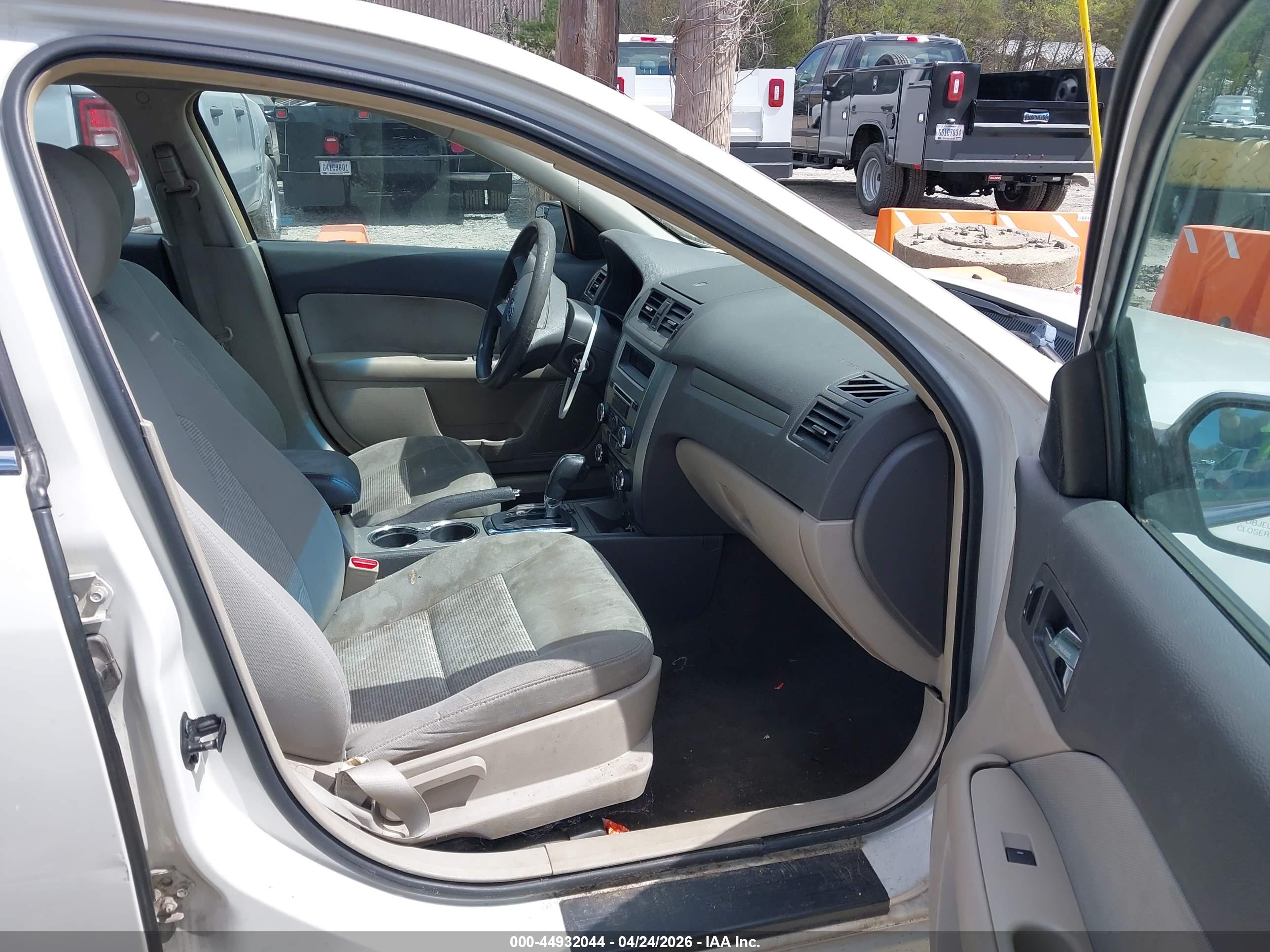FORD FUSION image 5