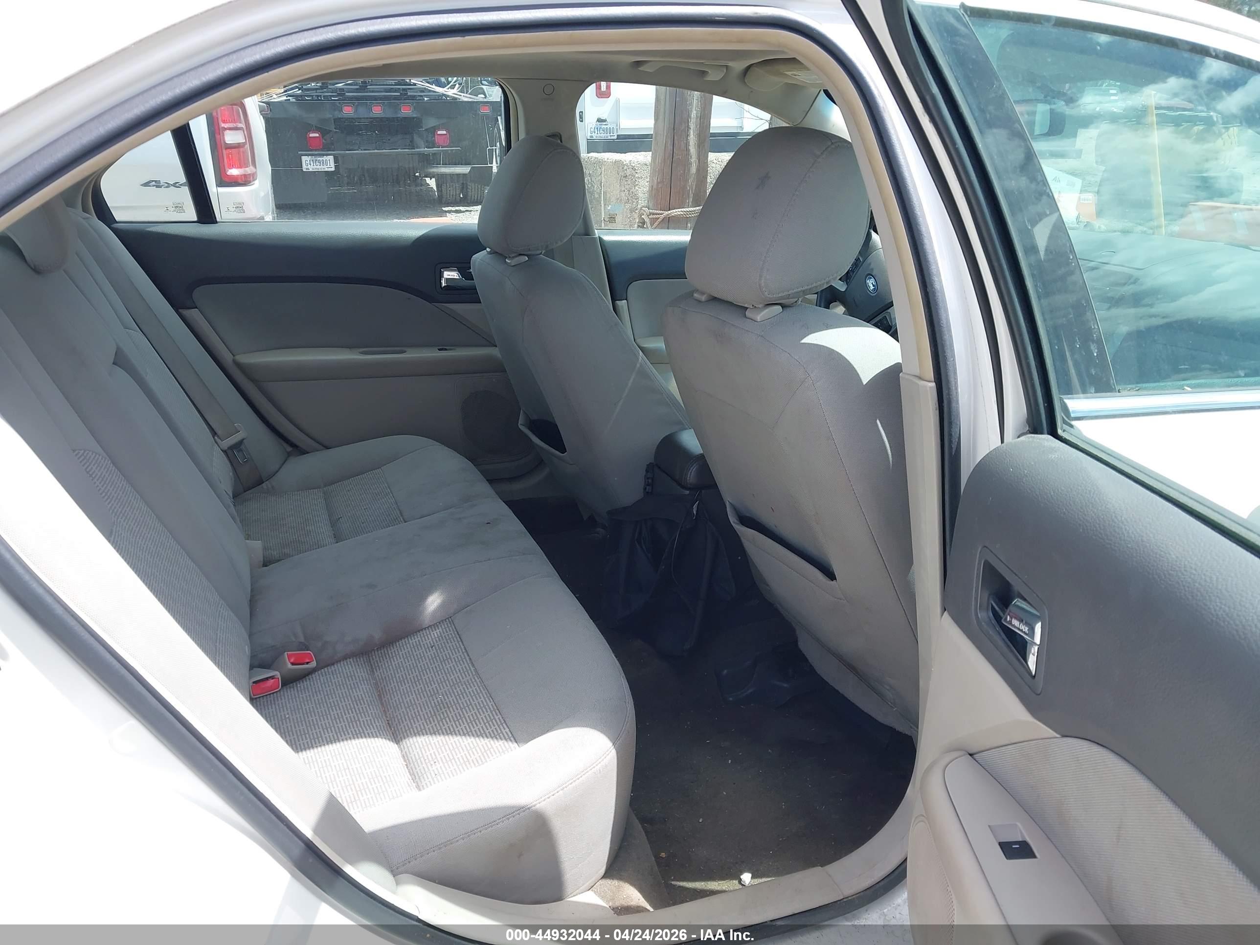 FORD FUSION image 8